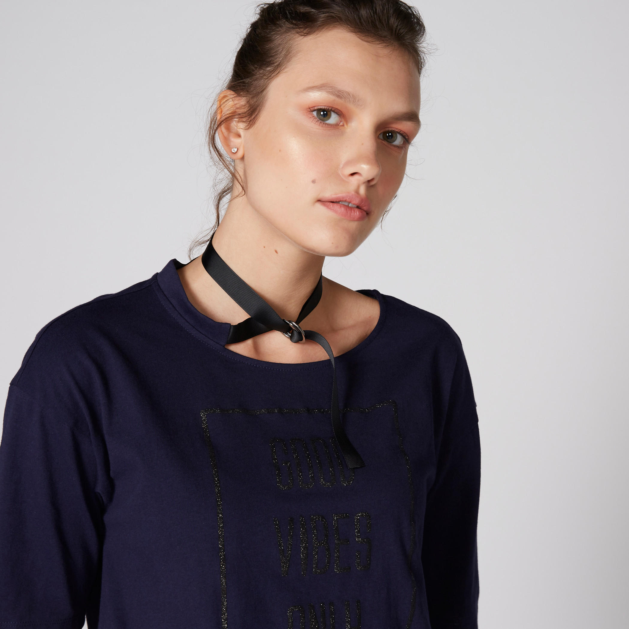 بلوزة بياقة مستديرة وأكمام قصيرة وطبعات باربي-women-clothing-tshirts-image-4