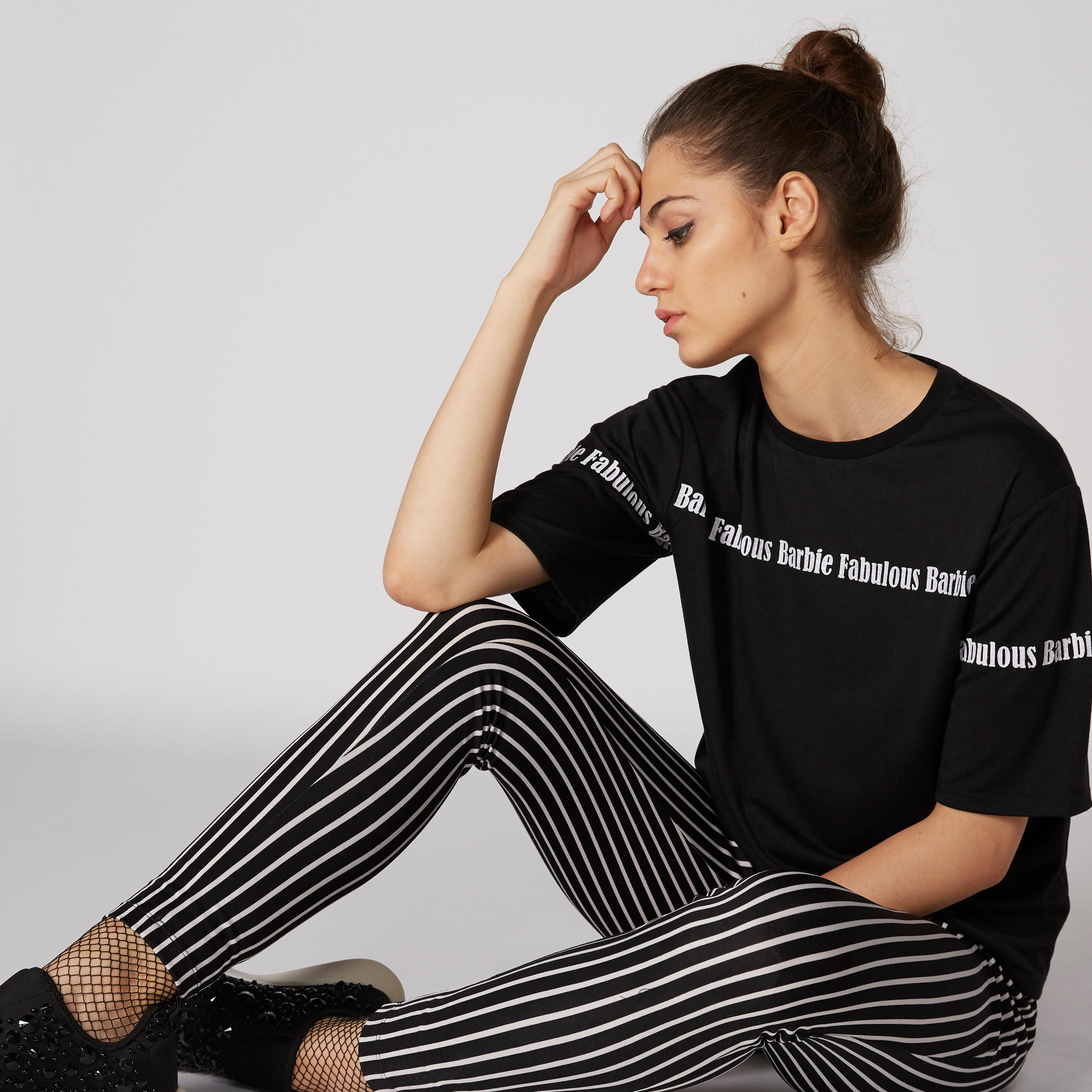 تيشيرت بياقة مستديرة وأكمام قصيرة مزيّن بطبعات باربي-women-clothing-tshirts-image-1