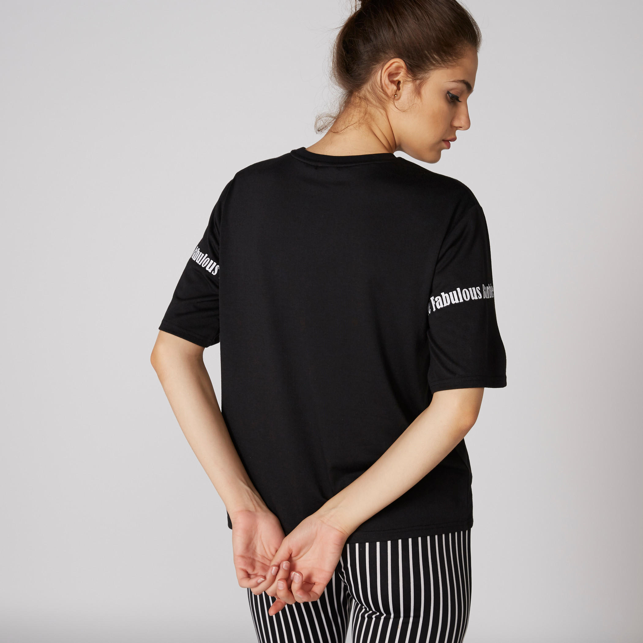 تيشيرت بياقة مستديرة وأكمام قصيرة مزيّن بطبعات باربي-women-clothing-tshirts-image-2