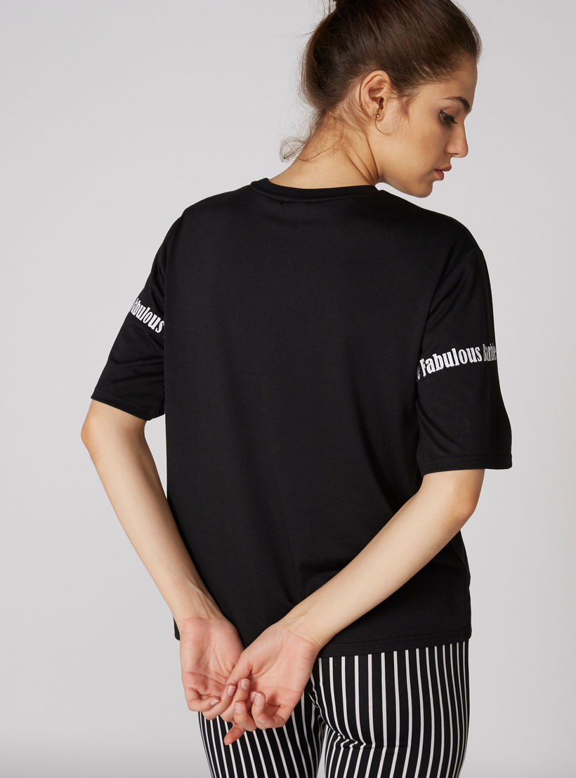 تيشيرت بياقة مستديرة وأكمام قصيرة مزيّن بطبعات باربي-women-clothing-tshirts-image-2