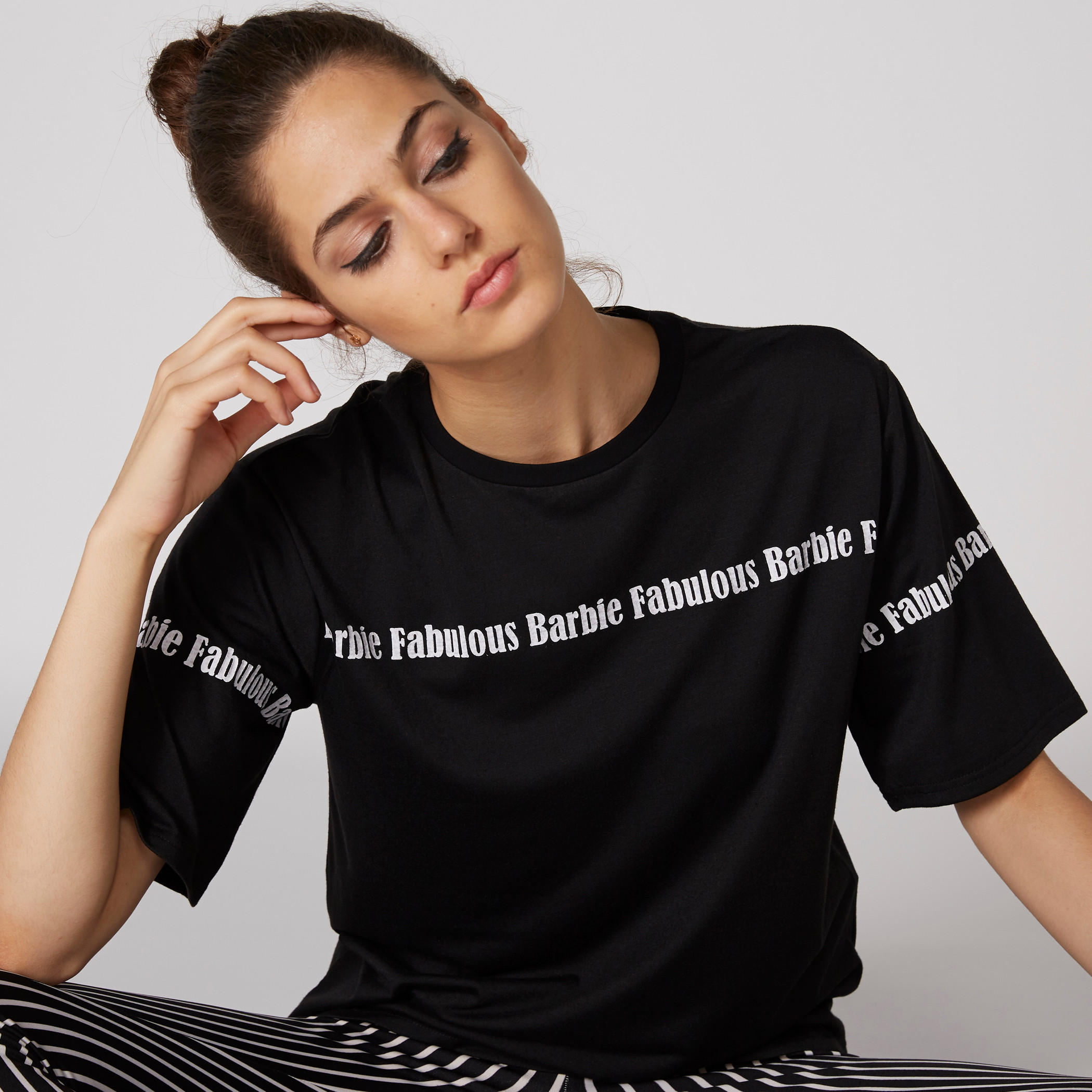 تيشيرت بياقة مستديرة وأكمام قصيرة مزيّن بطبعات باربي-women-clothing-tshirts-image-3