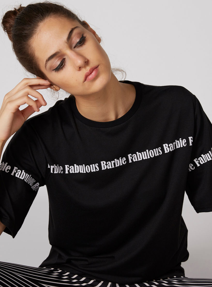 تيشيرت بياقة مستديرة وأكمام قصيرة مزيّن بطبعات باربي-women-clothing-tshirts-image-3