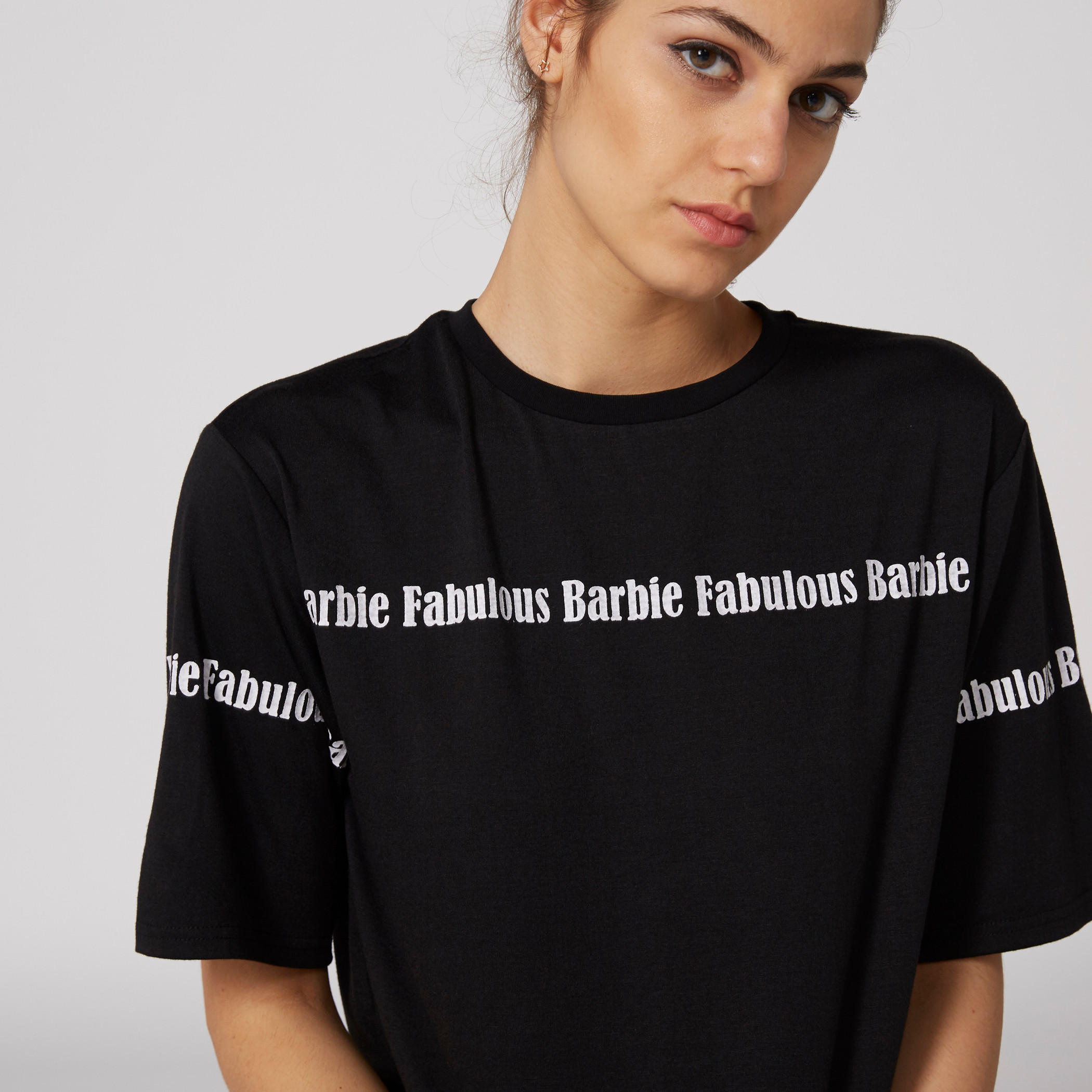 تيشيرت بياقة مستديرة وأكمام قصيرة مزيّن بطبعات باربي-women-clothing-tshirts-image-4