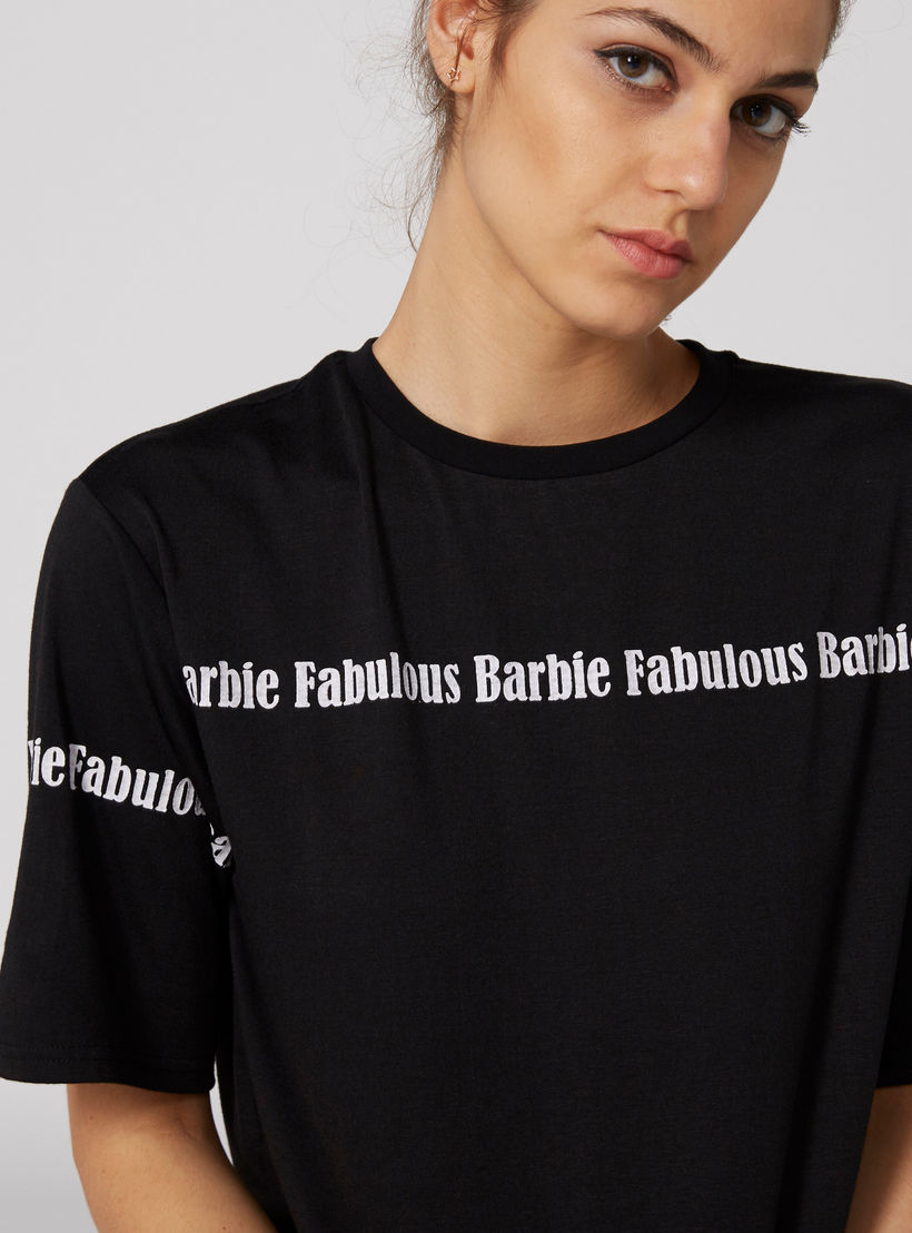 تيشيرت بياقة مستديرة وأكمام قصيرة مزيّن بطبعات باربي-women-clothing-tshirts-image-4