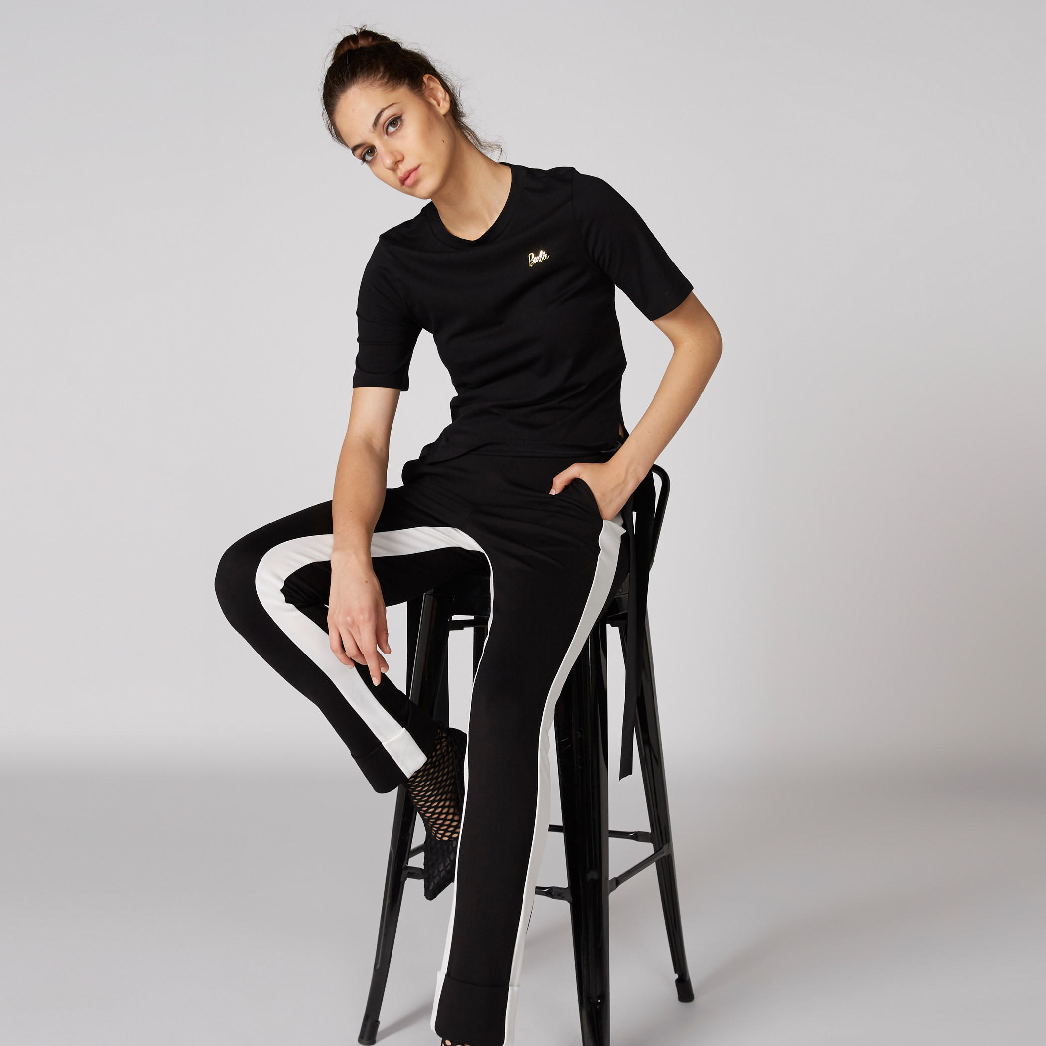 بلوزة بطبعات باربي وياقة V وأربطة-women-clothing-tshirts-image-1