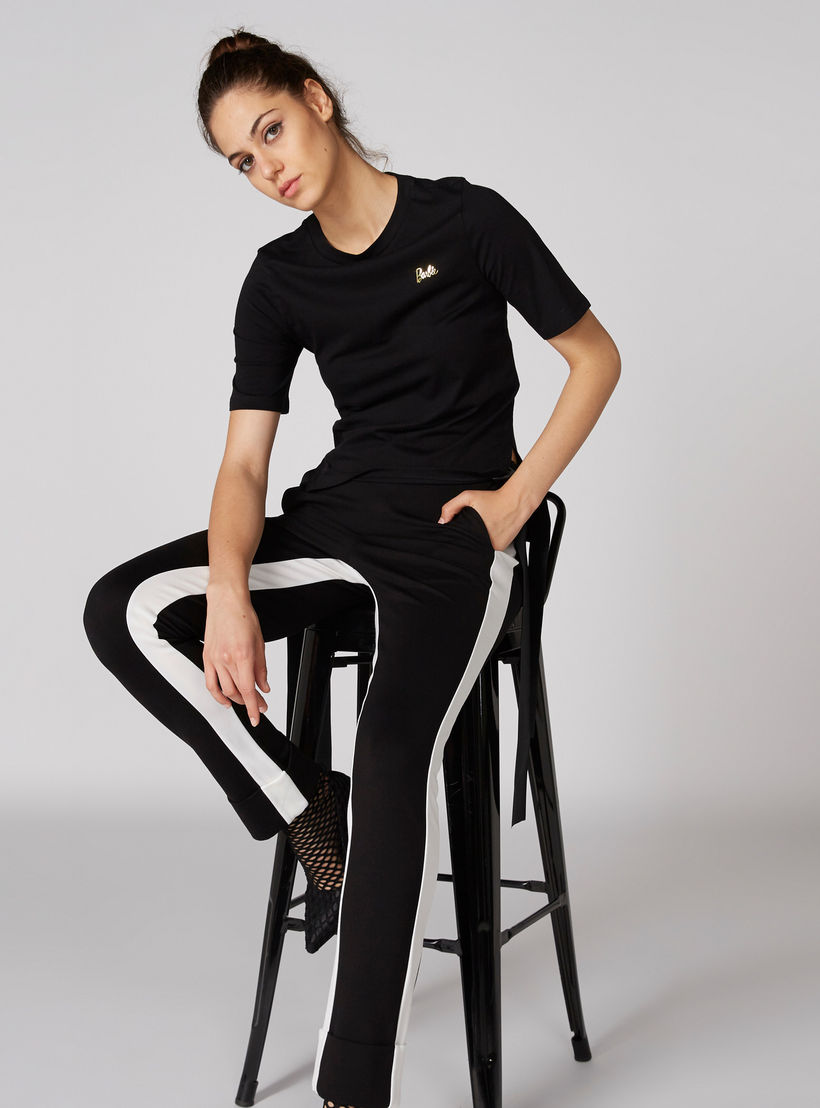 بلوزة بطبعات باربي وياقة V وأربطة-women-clothing-tshirts-image-1
