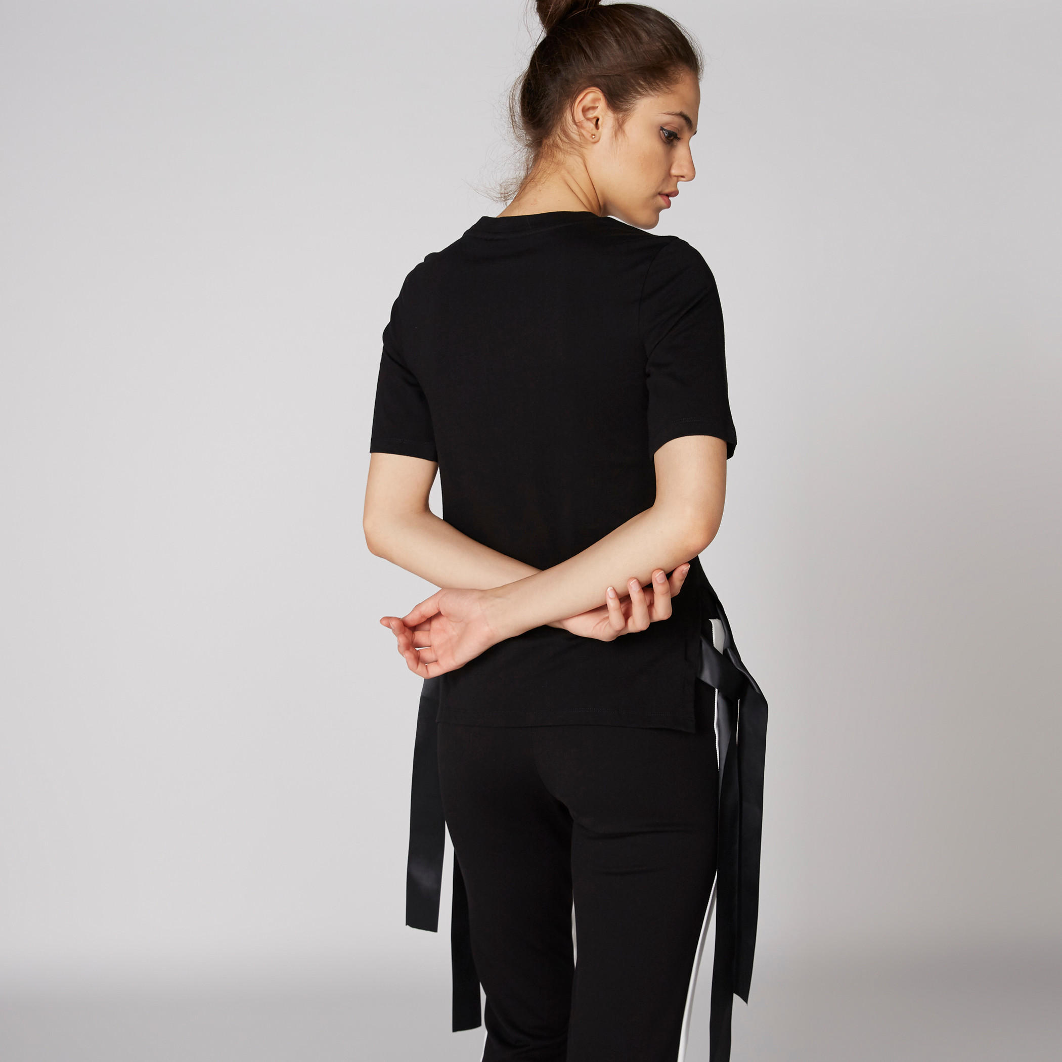 بلوزة بطبعات باربي وياقة V وأربطة-women-clothing-tshirts-image-2