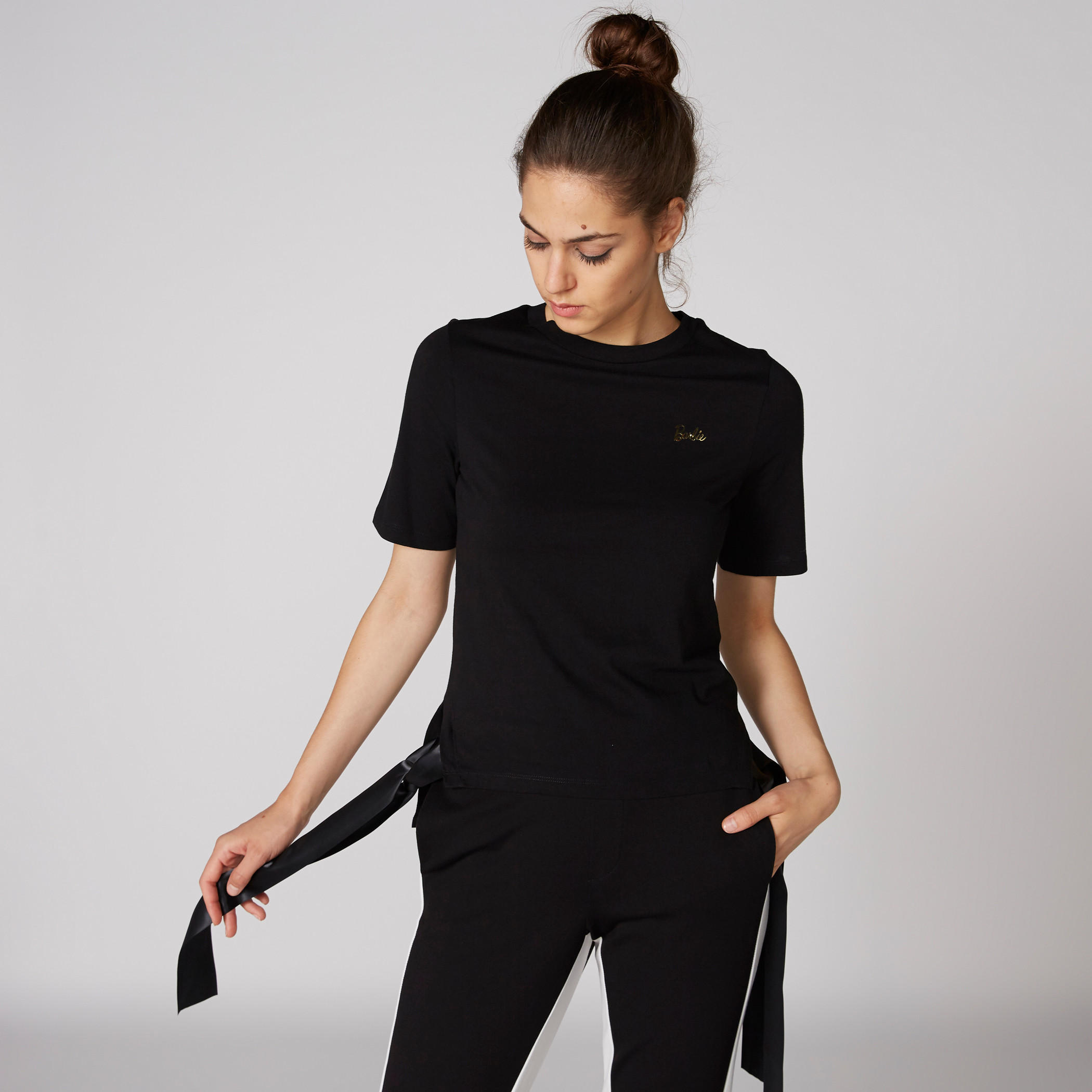 بلوزة بطبعات باربي وياقة V وأربطة-women-clothing-tshirts-image-3