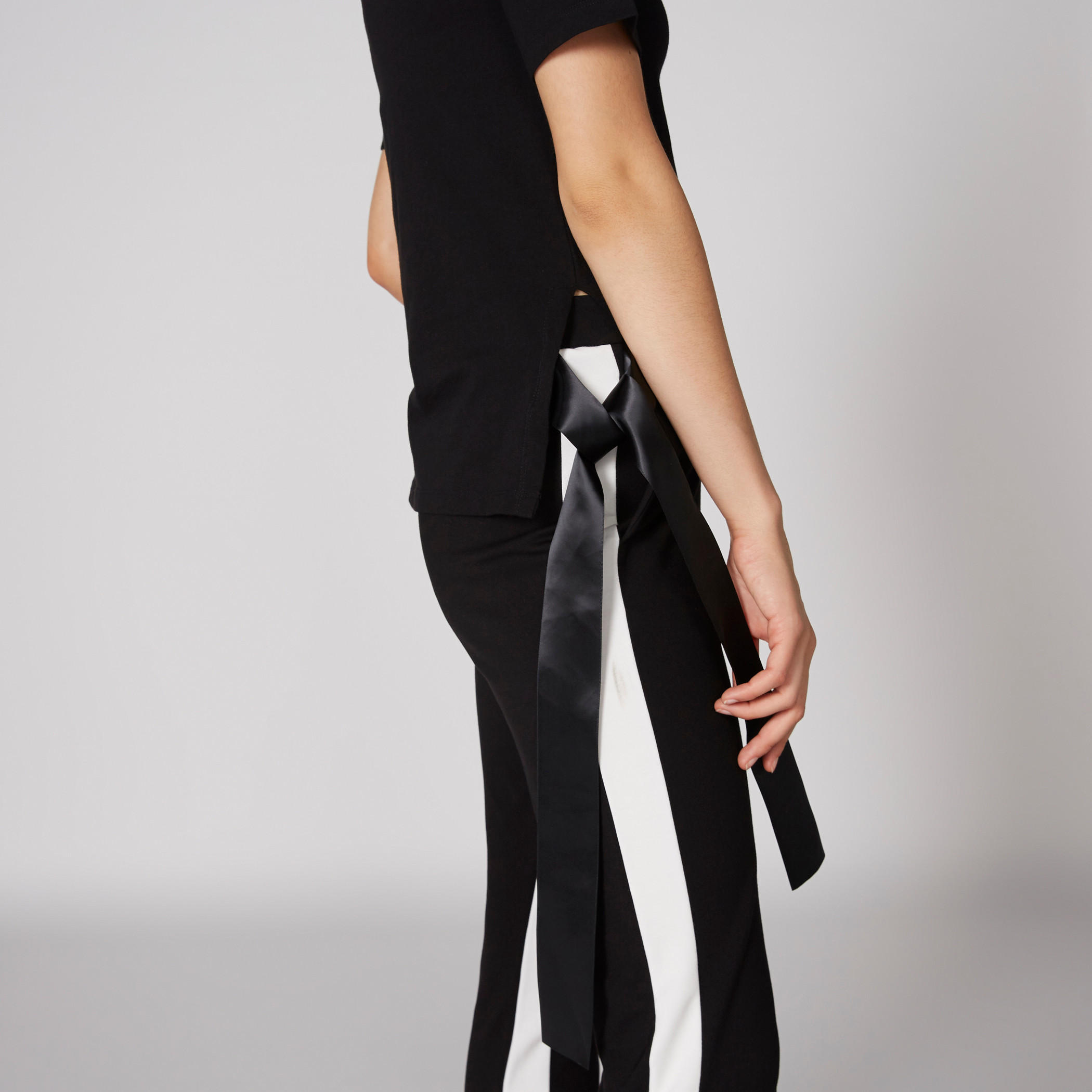 بلوزة بطبعات باربي وياقة V وأربطة-women-clothing-tshirts-image-4