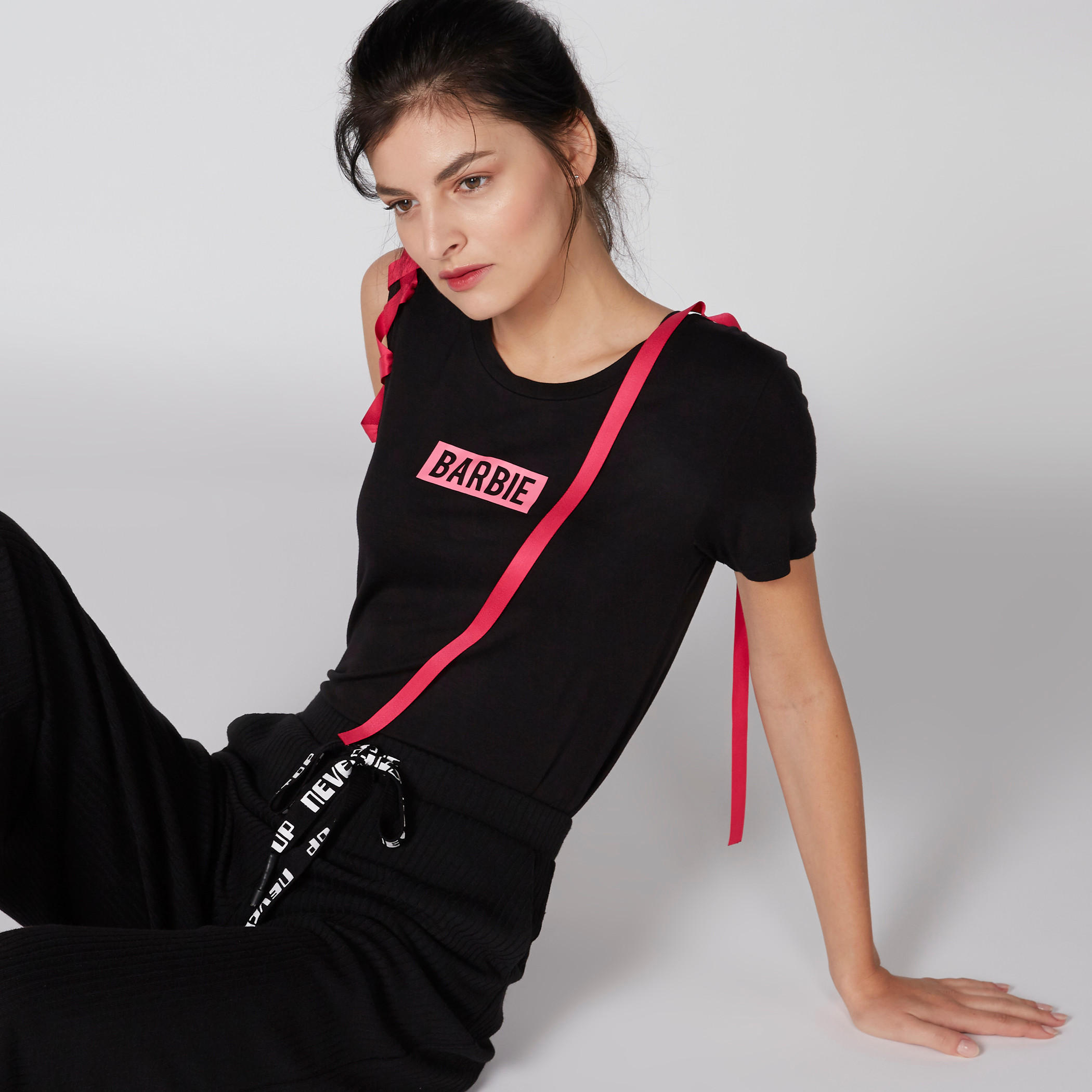 تيشيرت بياقة مستديرة وطبعات باربي-women-clothing-tshirts-image-1