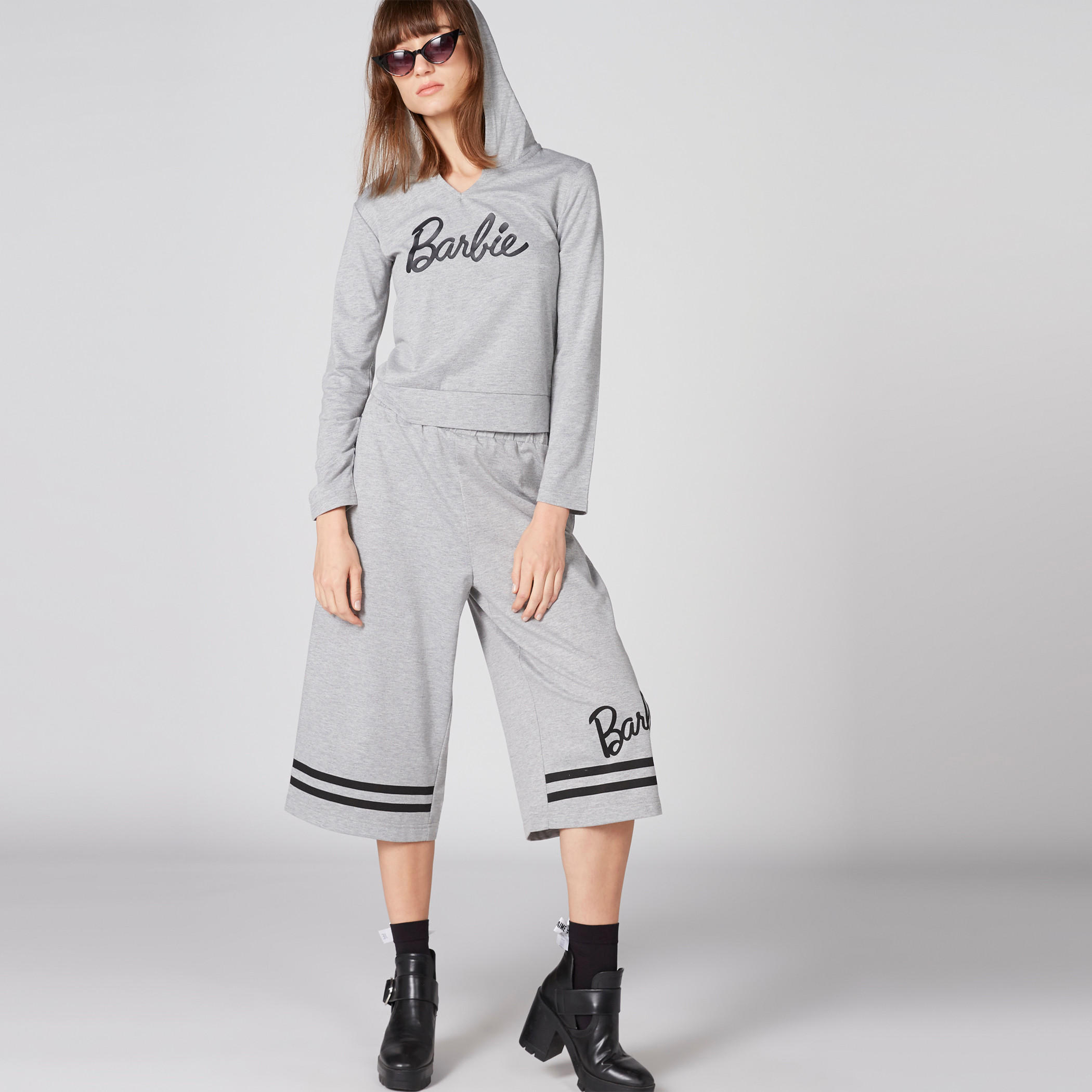بنطال واسع الساقين بخصر مطاطي وطبعات باربي-women-clothing-bottoms-trousers-image-4