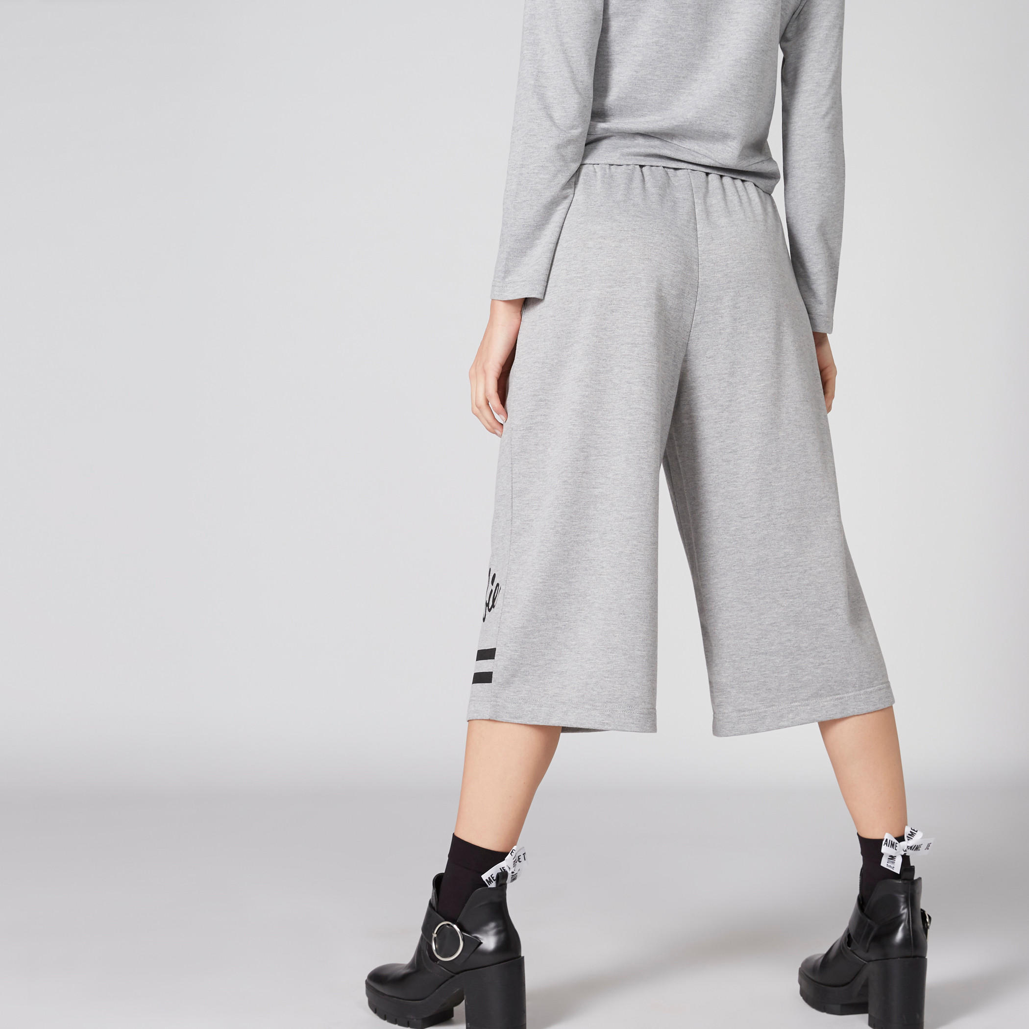 بنطال واسع الساقين بخصر مطاطي وطبعات باربي-women-clothing-bottoms-trousers-image-3