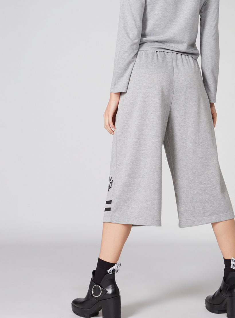 بنطال واسع الساقين بخصر مطاطي وطبعات باربي-women-clothing-bottoms-trousers-image-3
