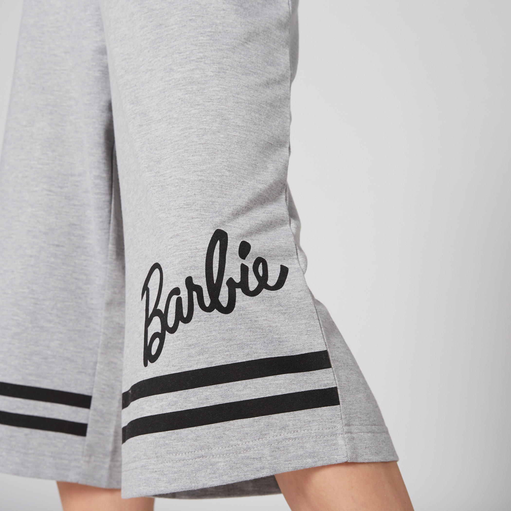 بنطال واسع الساقين بخصر مطاطي وطبعات باربي-women-clothing-bottoms-trousers-image-1
