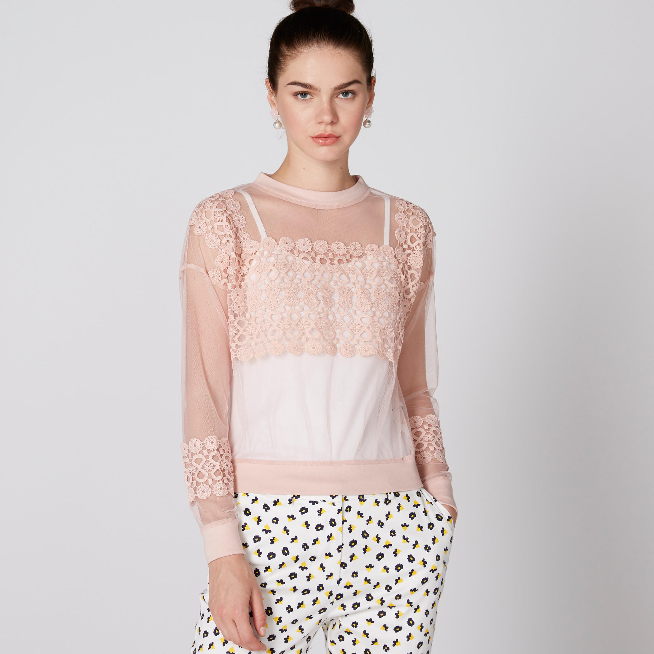 بلوزة شبكية بياقة مستديرة وأكمام طويلة وتفاصيل دانتيل-women-clothing-shirtsandblouses-blouses-image-1