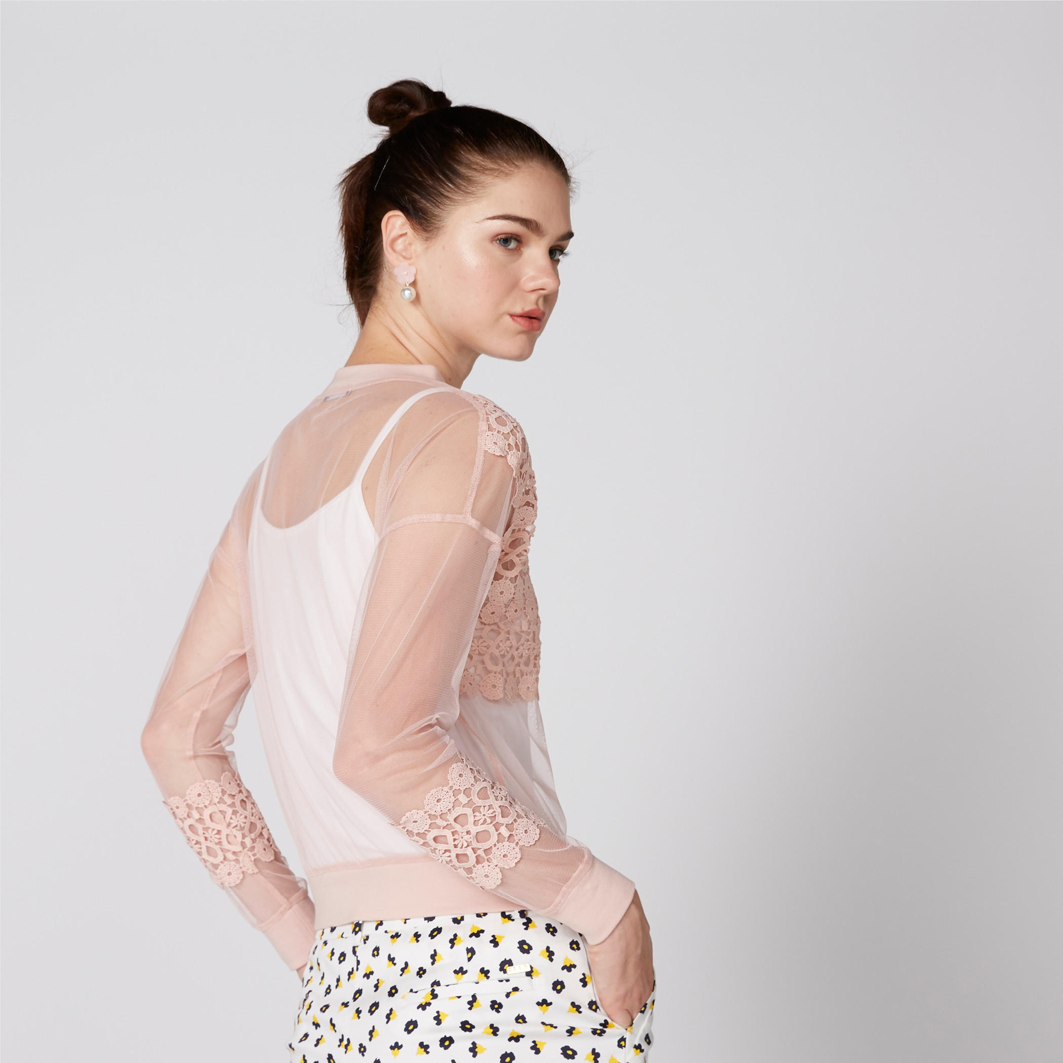 بلوزة شبكية بياقة مستديرة وأكمام طويلة وتفاصيل دانتيل-women-clothing-shirtsandblouses-blouses-image-2