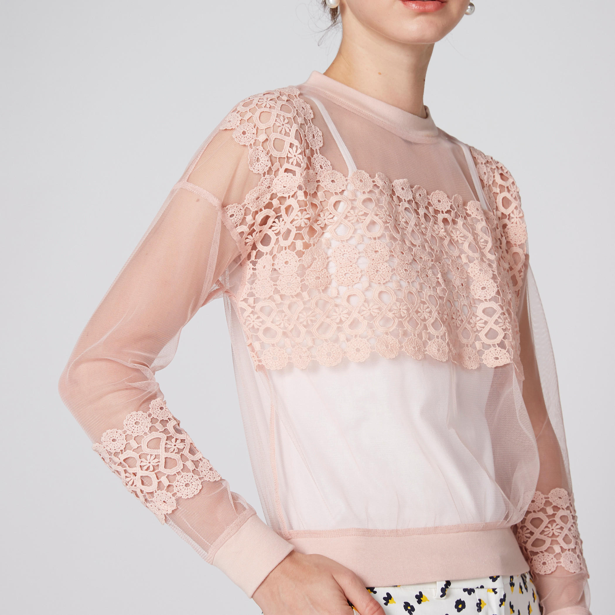 بلوزة شبكية بياقة مستديرة وأكمام طويلة وتفاصيل دانتيل-women-clothing-shirtsandblouses-blouses-image-4