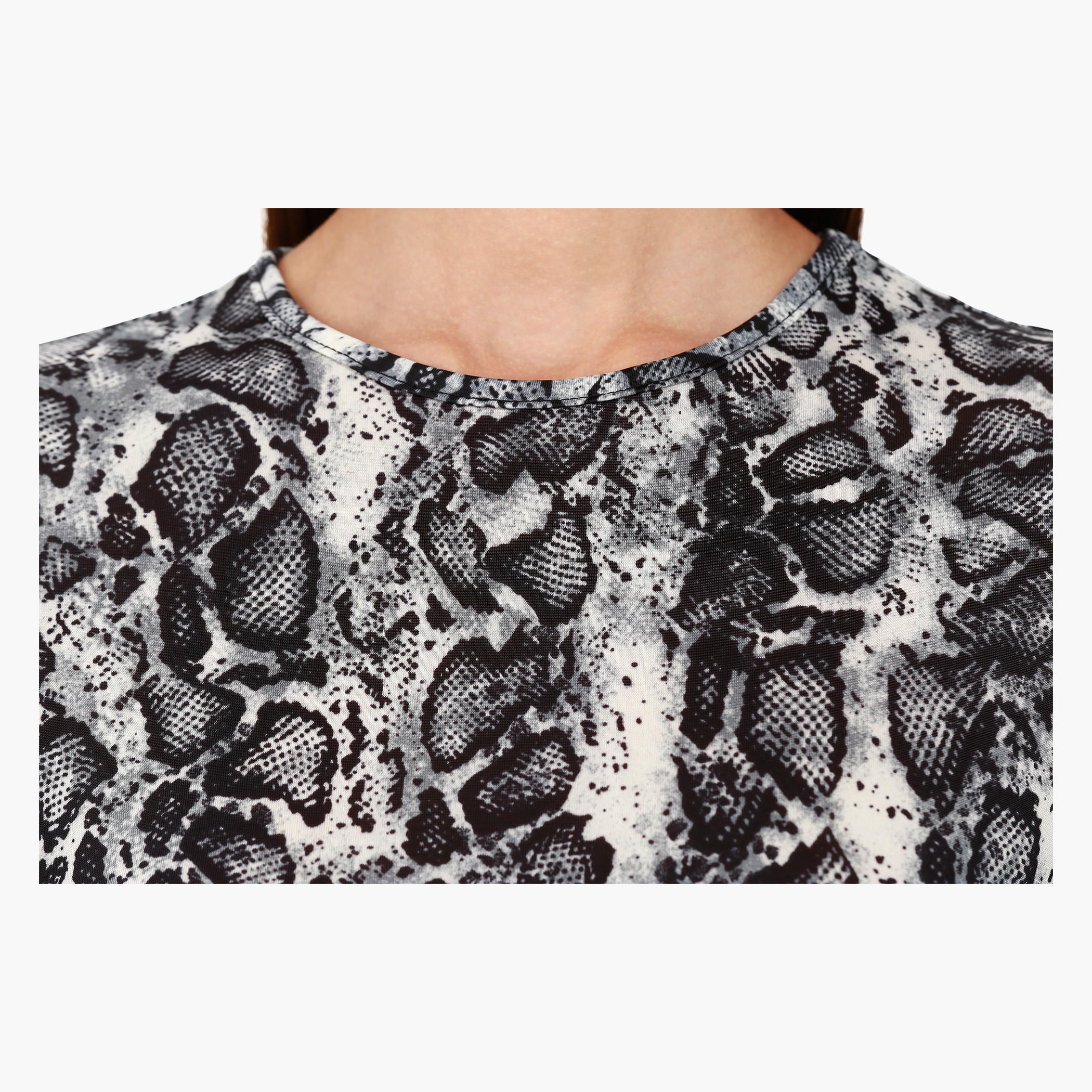 Plain Shirt with Crew Neck in Regular Fit-women-clothing-shirtsandblouses-blouses-image-4