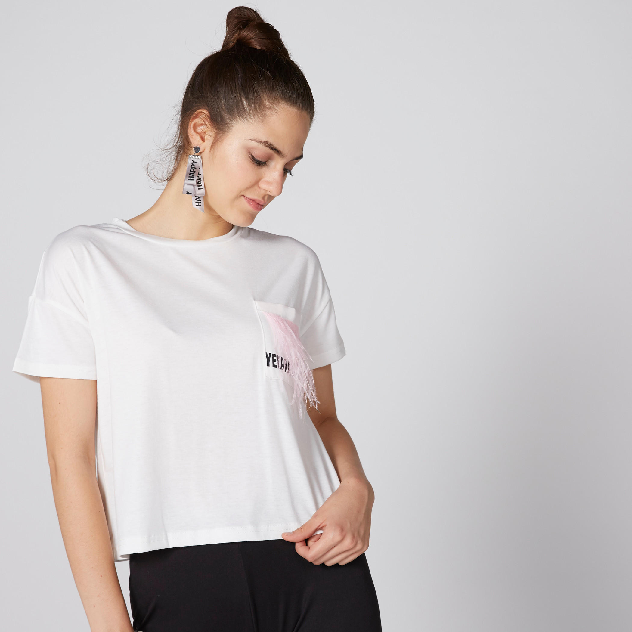 بلوزة بطبعات وياقة مستديرة وأكمام قصيرة-women-clothing-tshirts-image-1