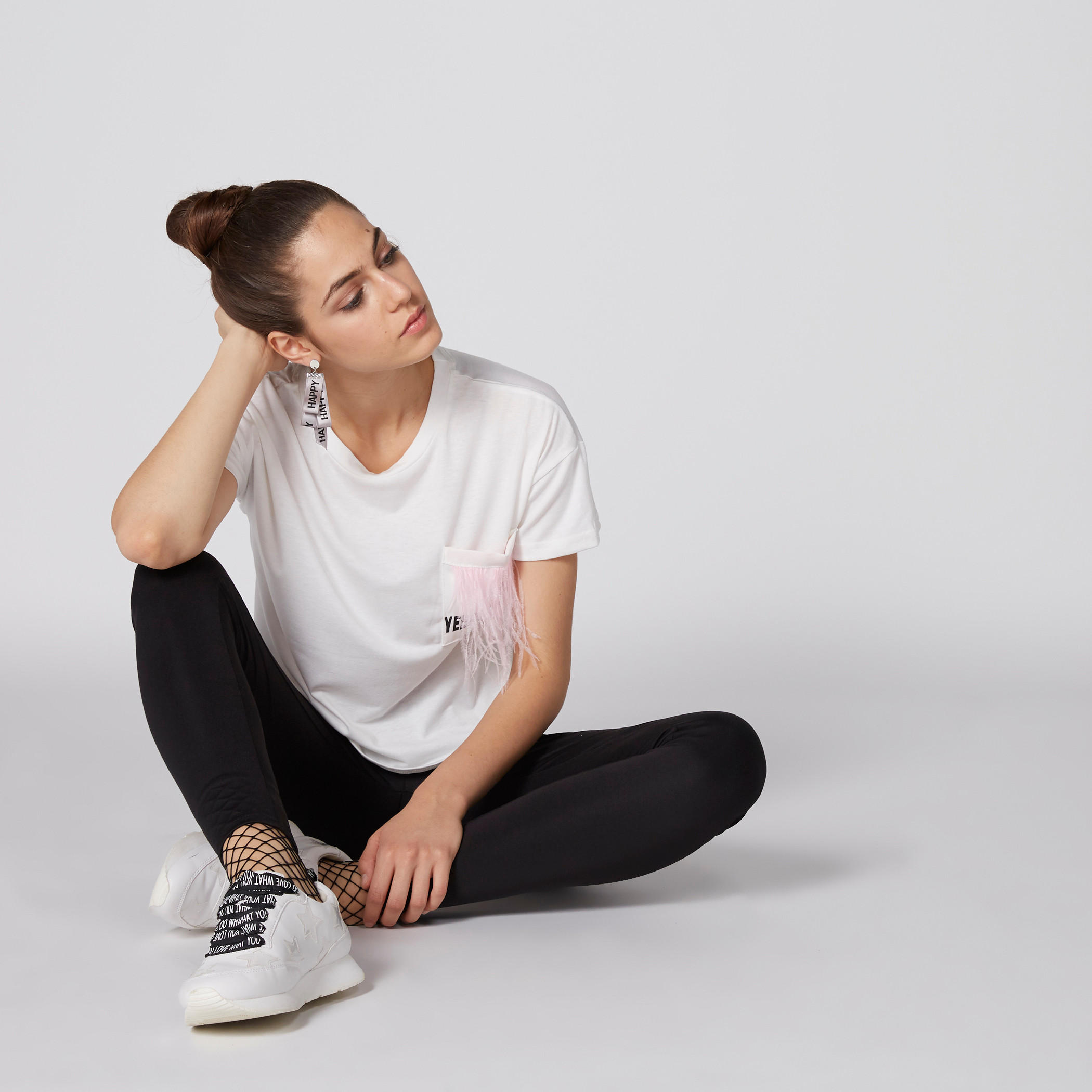 بلوزة بطبعات وياقة مستديرة وأكمام قصيرة-women-clothing-tshirts-image-3