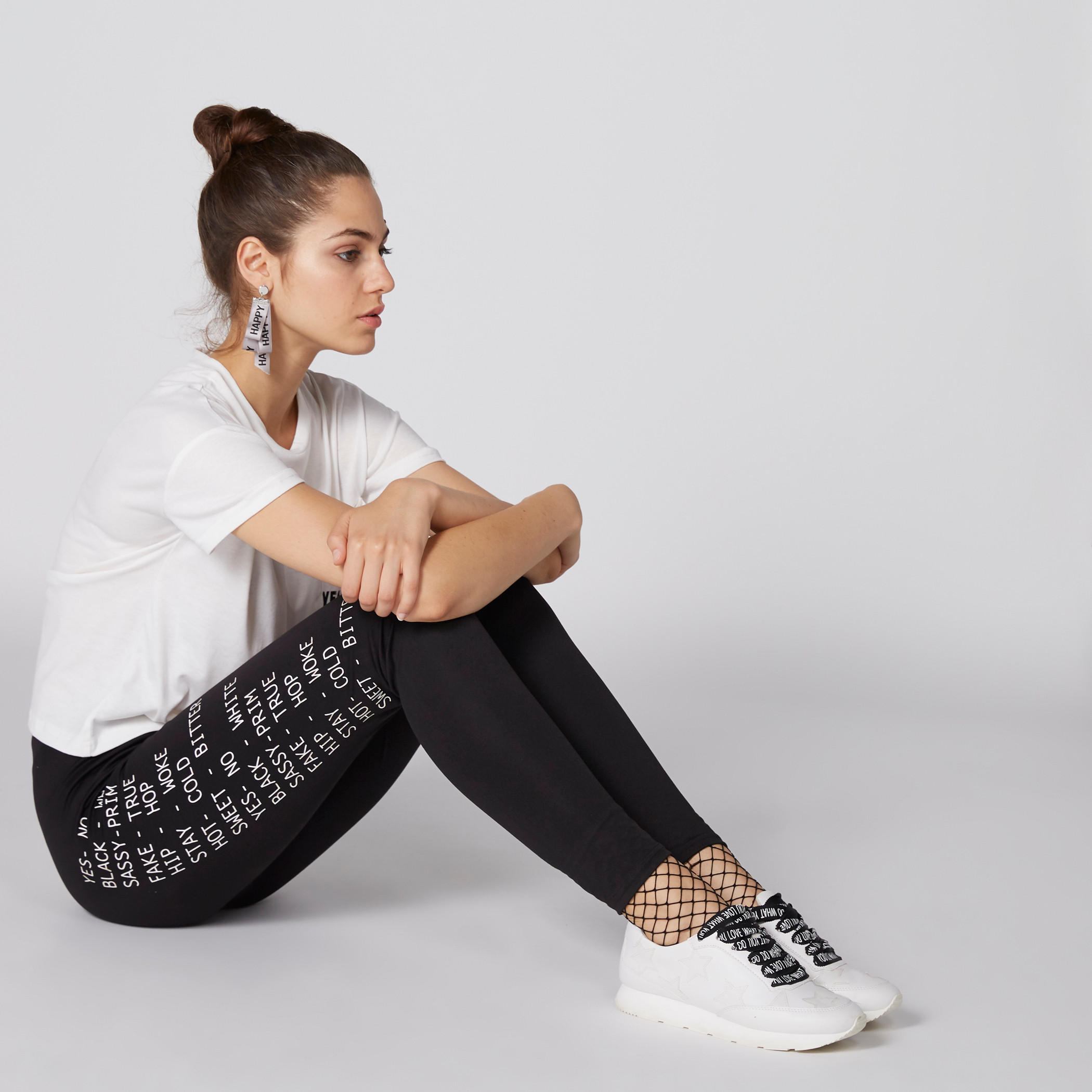 بلوزة بطبعات وياقة مستديرة وأكمام قصيرة-women-clothing-tshirts-image-4