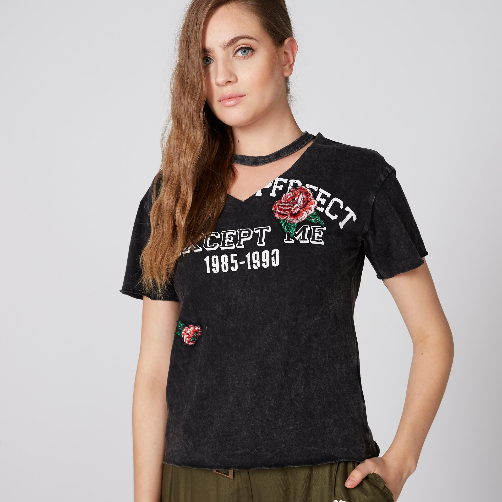 بلوزة شوكر بطبعات وأكمام قصيرة وزخرفة زهرية-women-clothing-tshirts-image-1