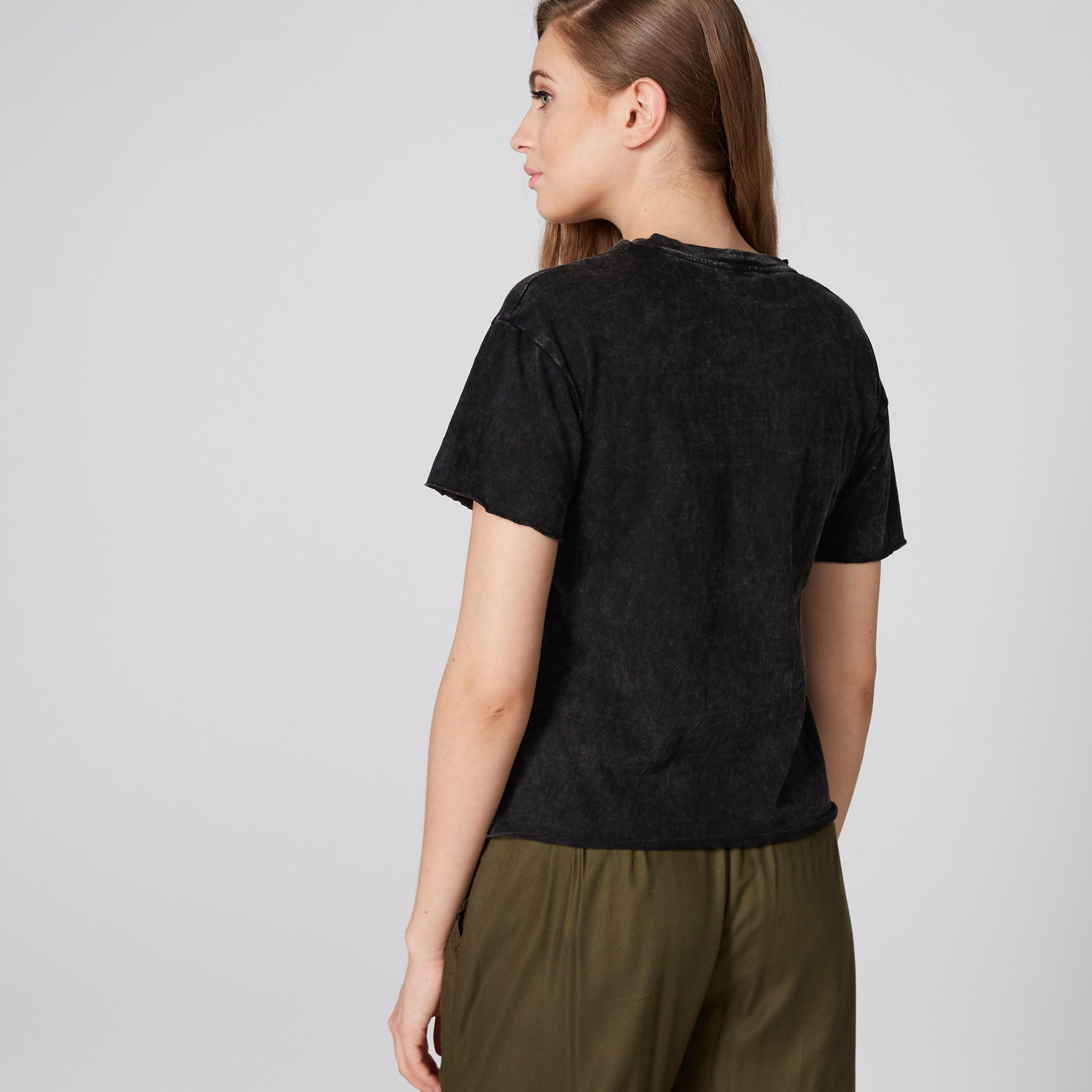 بلوزة شوكر بطبعات وأكمام قصيرة وزخرفة زهرية-women-clothing-tshirts-image-2