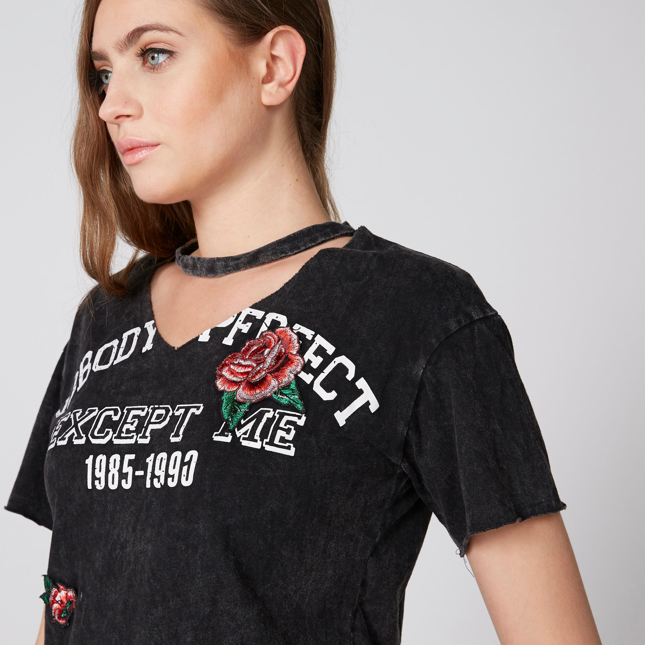 بلوزة شوكر بطبعات وأكمام قصيرة وزخرفة زهرية-women-clothing-tshirts-image-3