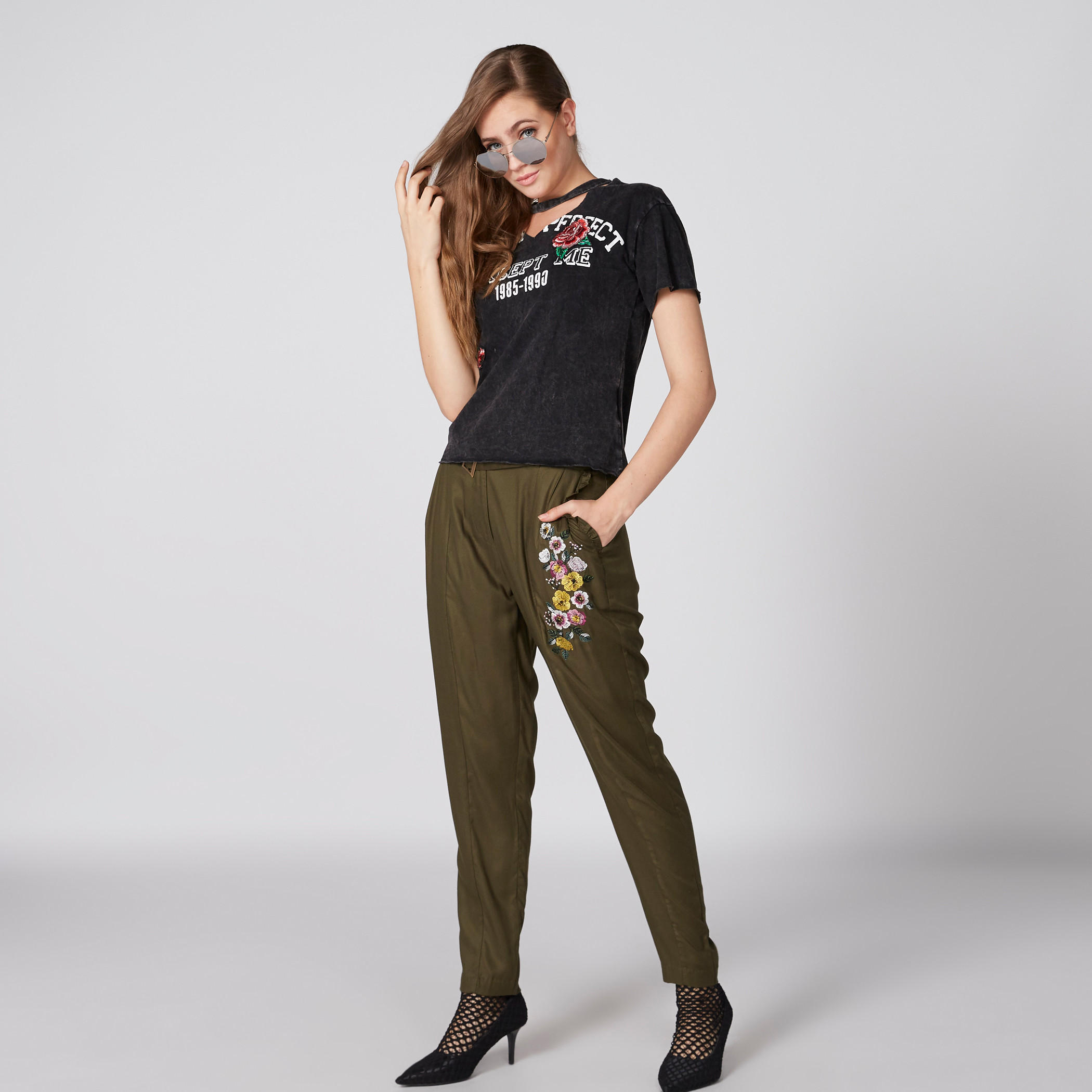 بلوزة شوكر بطبعات وأكمام قصيرة وزخرفة زهرية-women-clothing-tshirts-image-4