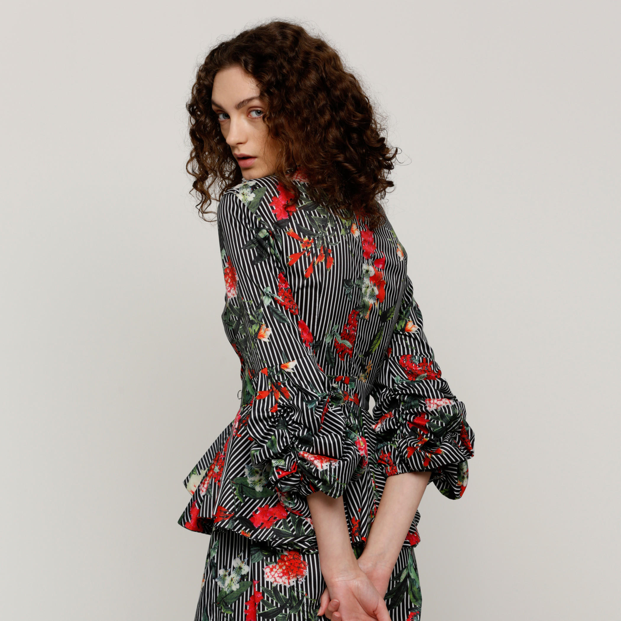 بلوزة بكشكش عند الخصر مع أكمام 3/4 وياقة فولت وطبعات-women-clothing-shirtsandblouses-blouses-image-2