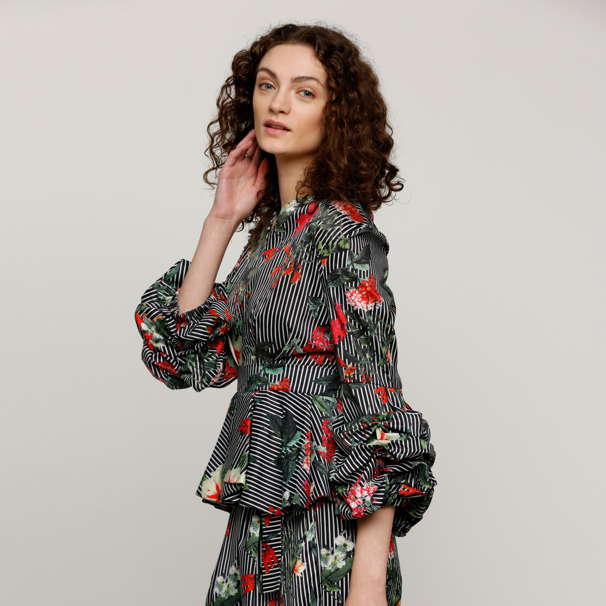 بلوزة بكشكش عند الخصر مع أكمام 3/4 وياقة فولت وطبعات-women-clothing-shirtsandblouses-blouses-image-3