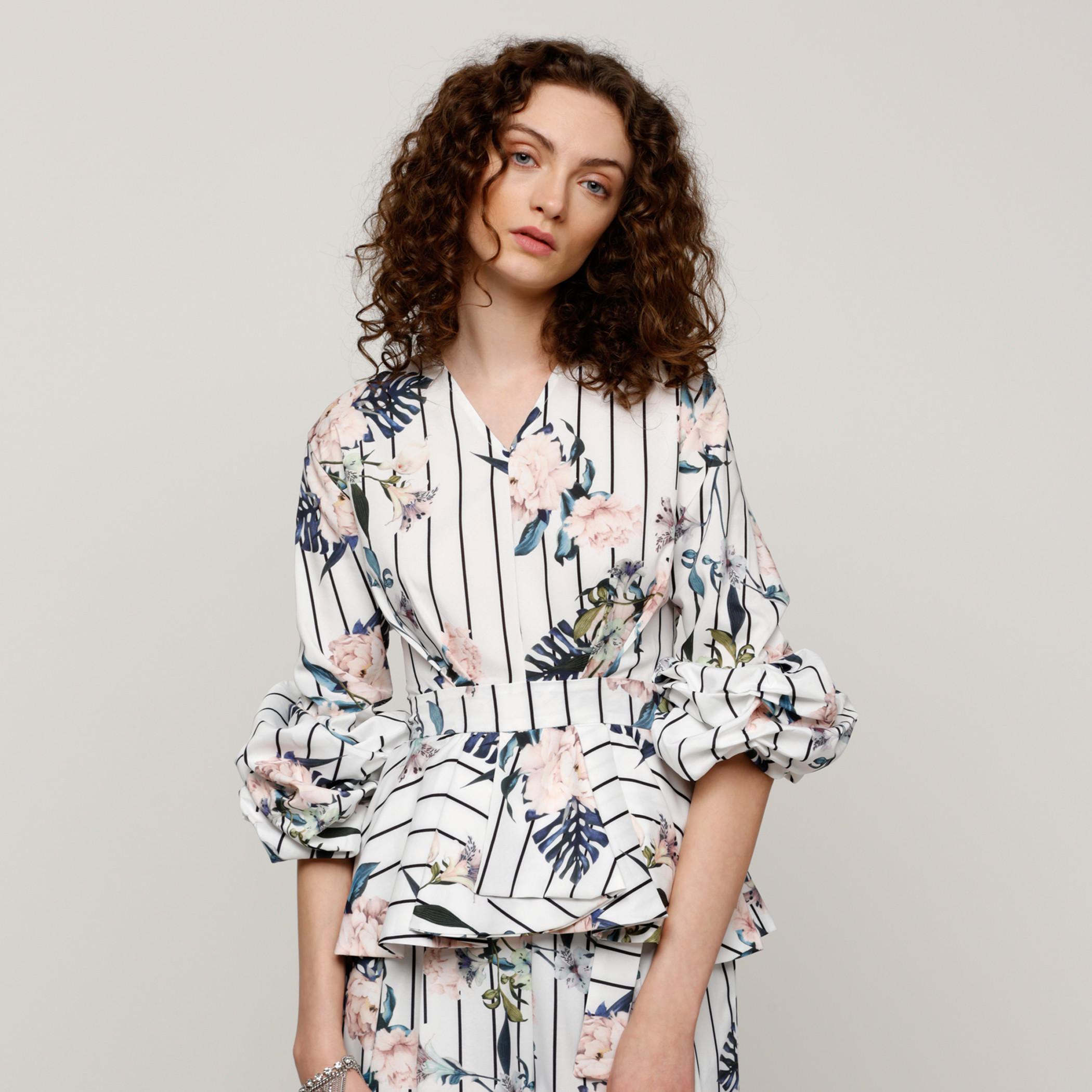 بلوزة بكشكش عند الخصر مع أكمام 3/4 وياقة V وطبعات-women-clothing-shirtsandblouses-blouses-image-1