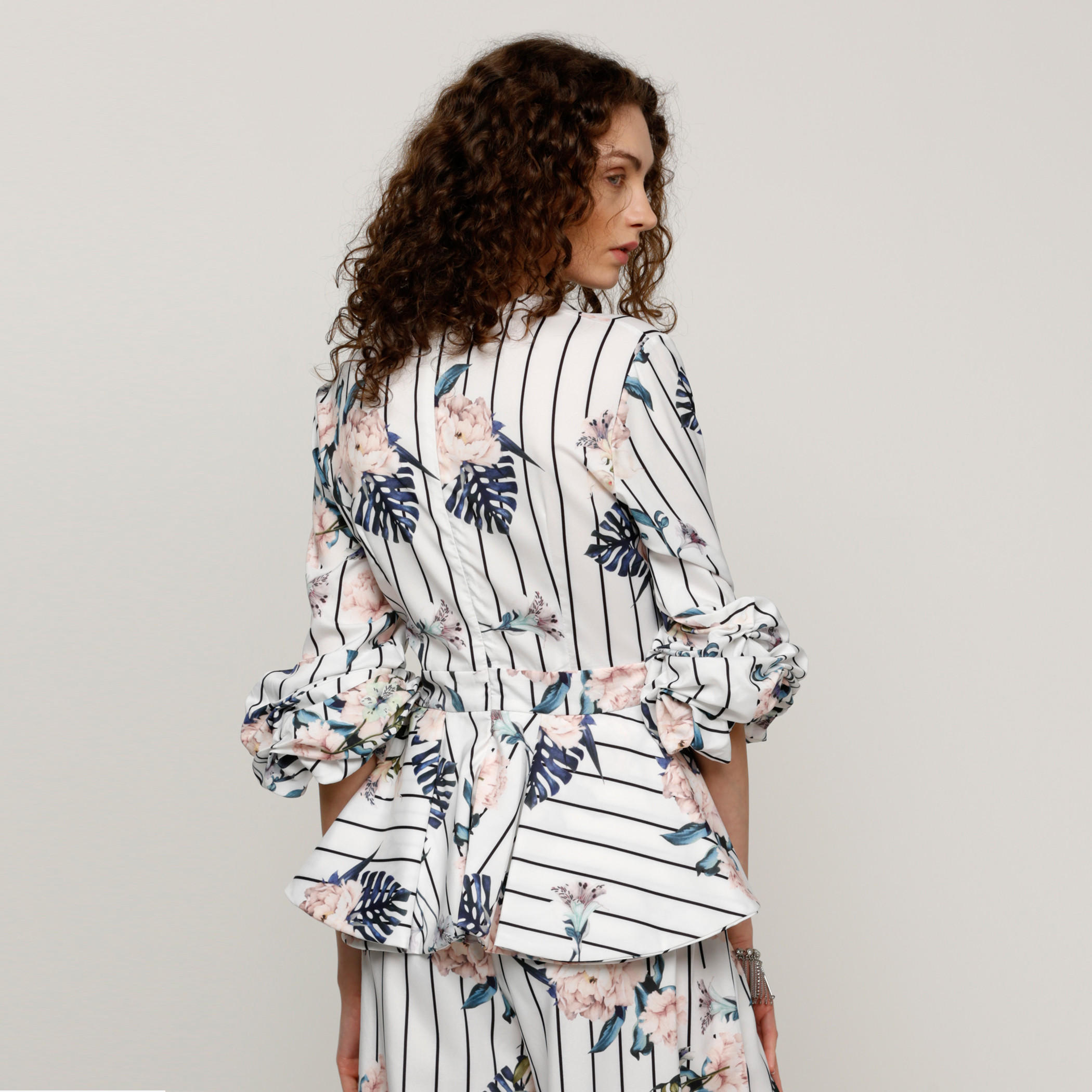بلوزة بكشكش عند الخصر مع أكمام 3/4 وياقة V وطبعات-women-clothing-shirtsandblouses-blouses-image-2