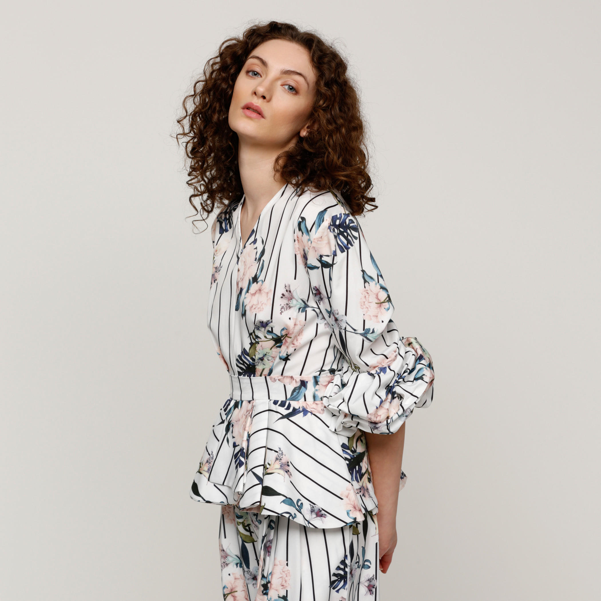بلوزة بكشكش عند الخصر مع أكمام 3/4 وياقة V وطبعات-women-clothing-shirtsandblouses-blouses-image-3