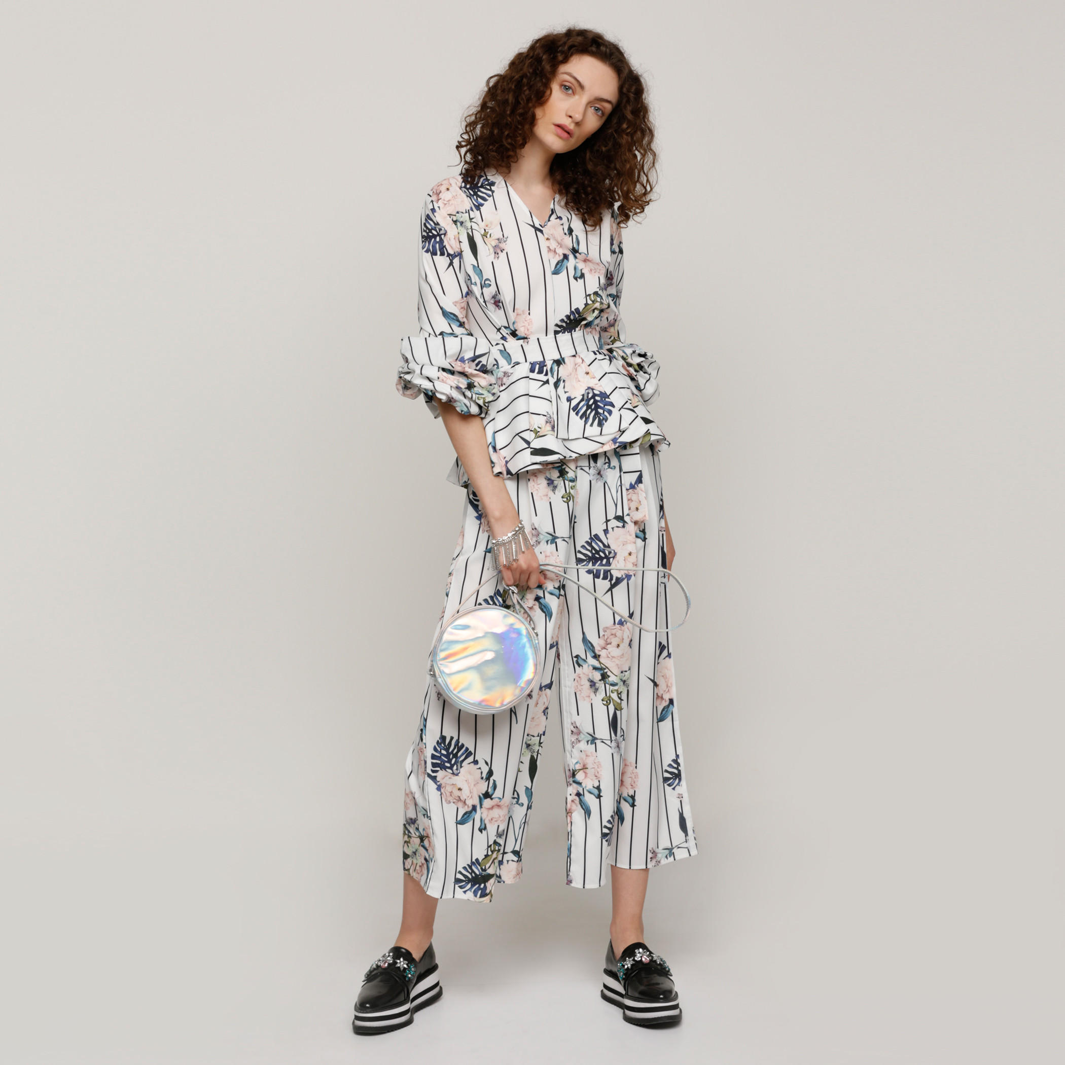 بنطال واسع الساقين بخصر مطّاطي وجيوب مع طبعات-women-clothing-bottoms-trousers-image-1