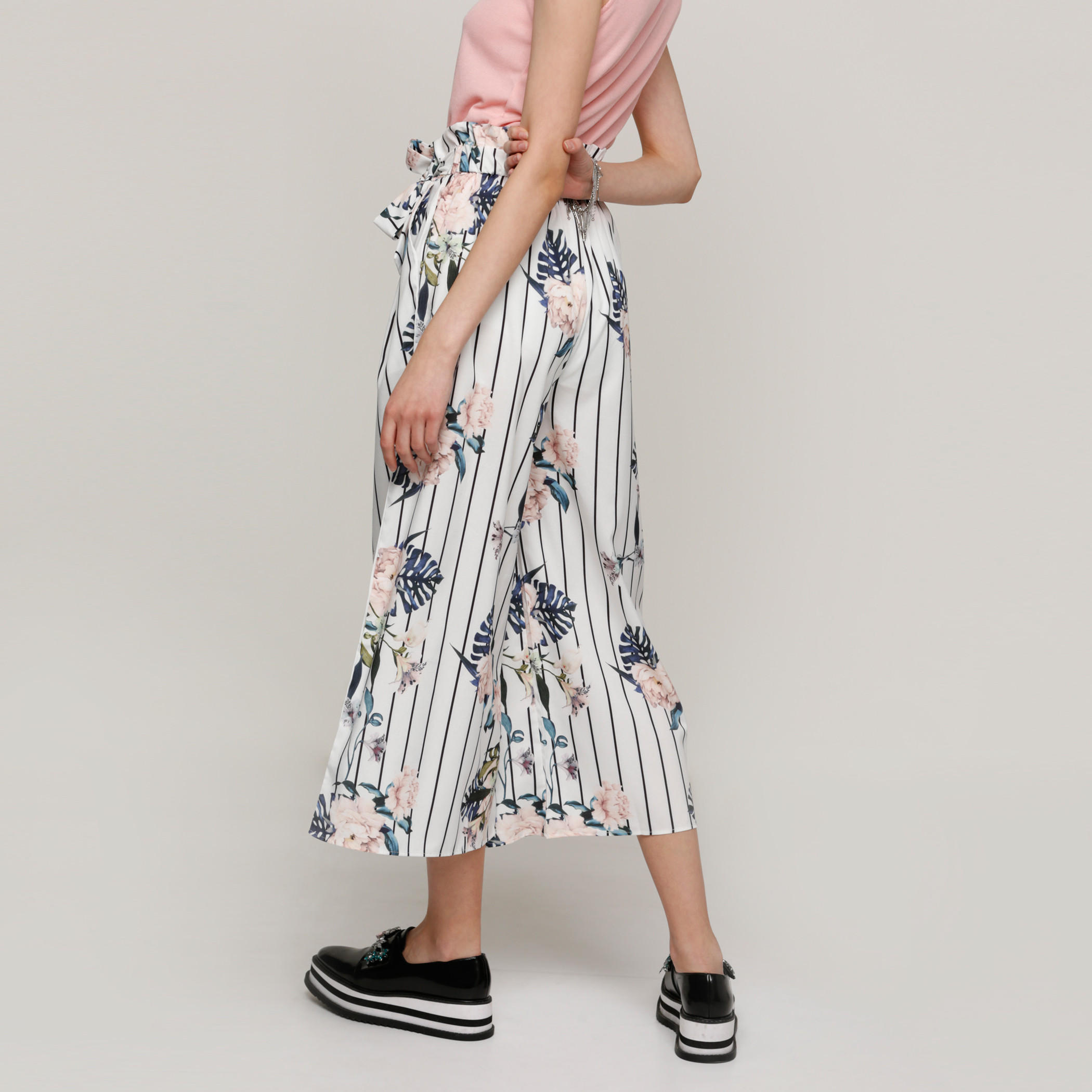 بنطال واسع الساقين بخصر مطّاطي وجيوب مع طبعات-women-clothing-bottoms-trousers-image-2