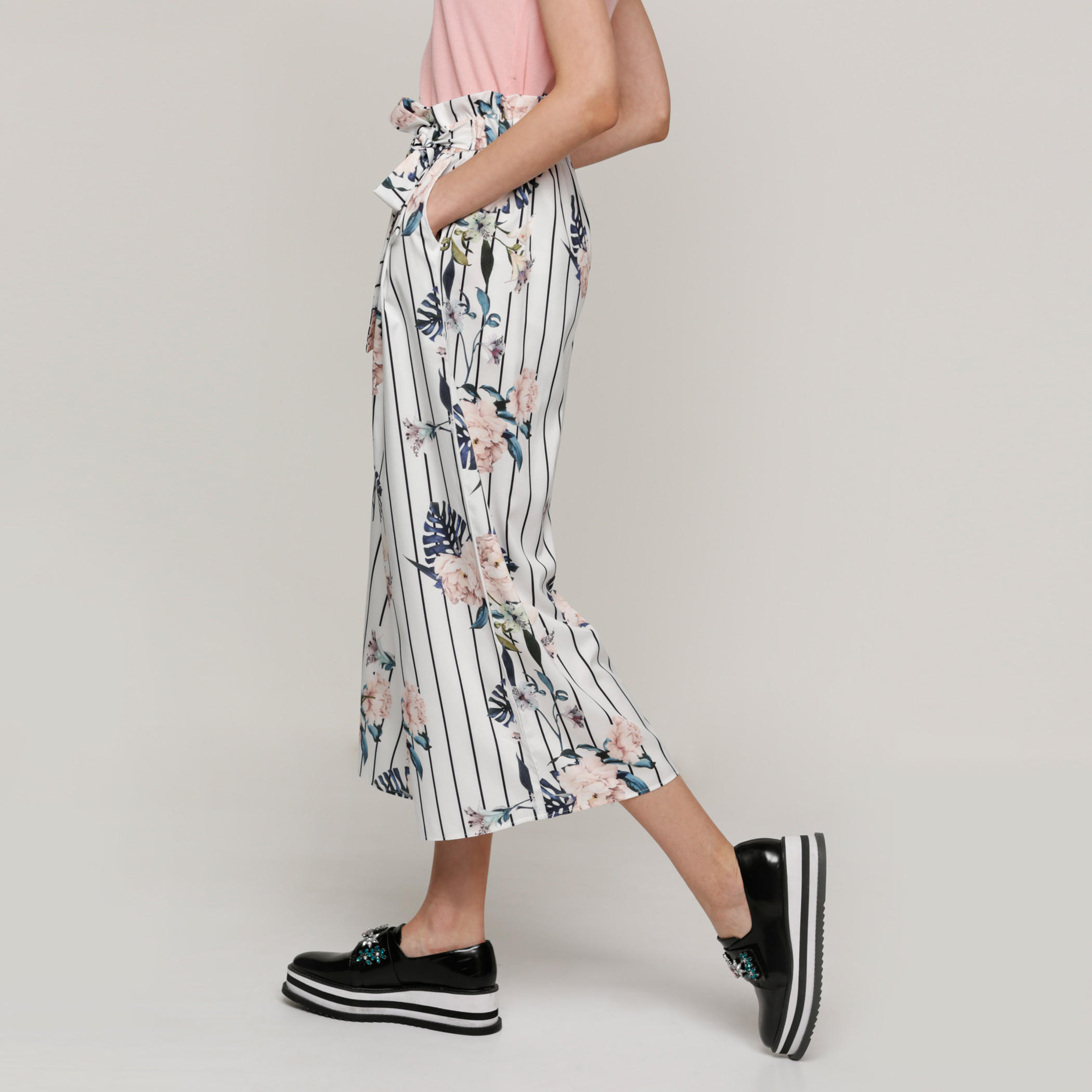 بنطال واسع الساقين بخصر مطّاطي وجيوب مع طبعات-women-clothing-bottoms-trousers-image-3