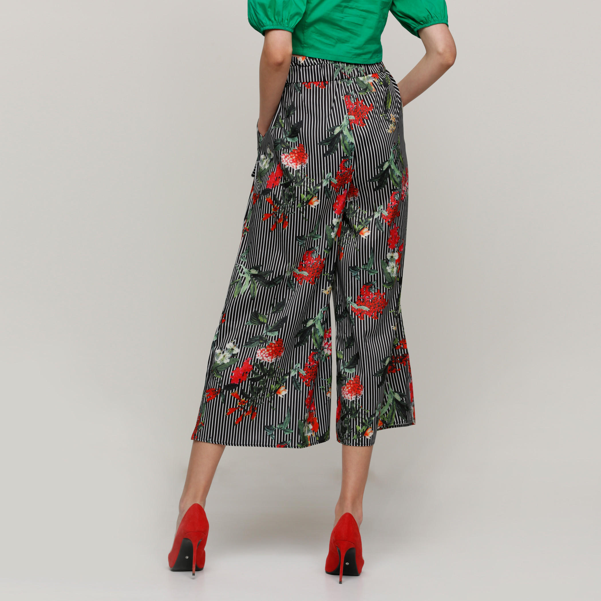 بنطال واسع الساقين بخصر مطّاطي وجيوب مع طبعات-women-clothing-bottoms-trousers-image-2