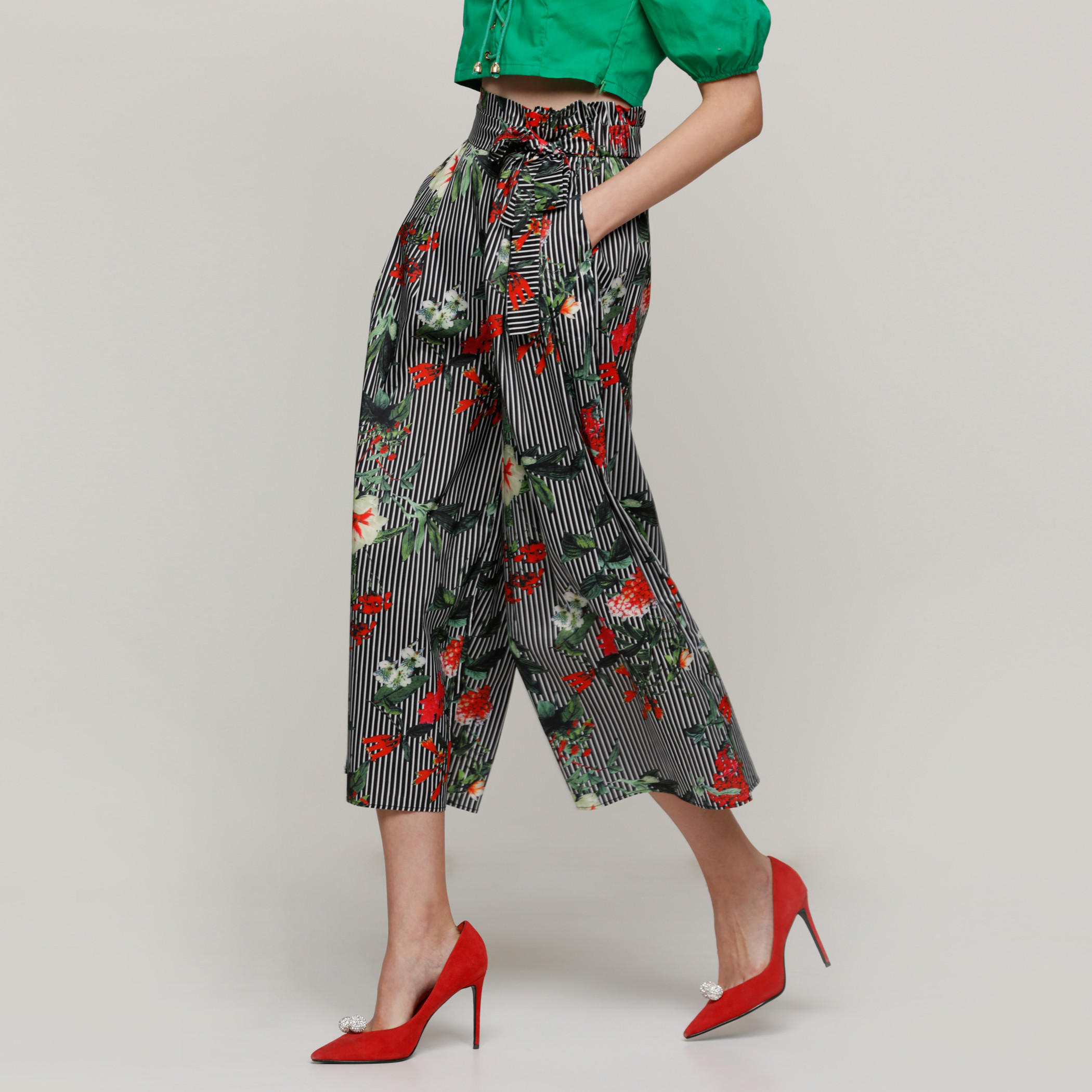 بنطال واسع الساقين بخصر مطّاطي وجيوب مع طبعات-women-clothing-bottoms-trousers-image-3