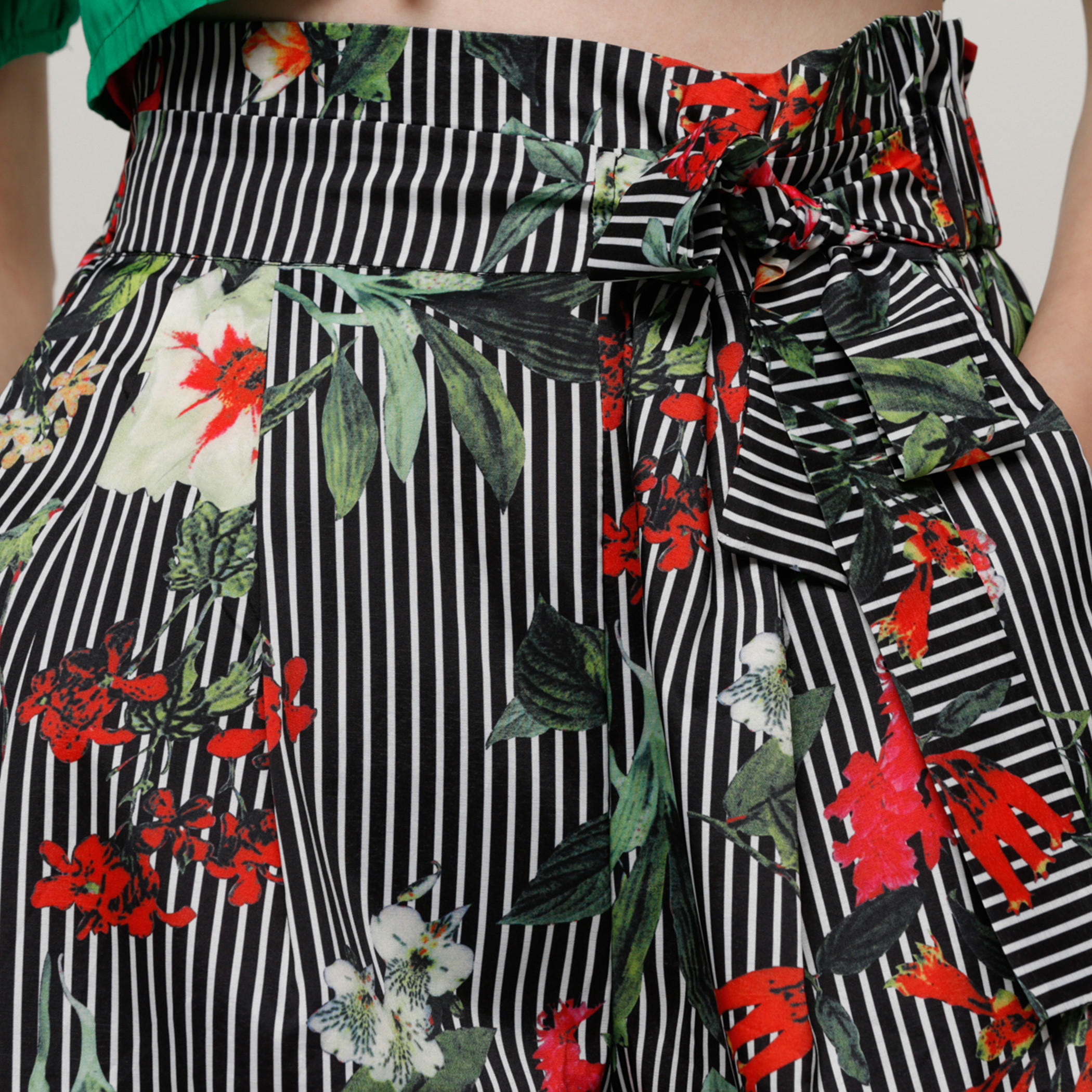 بنطال واسع الساقين بخصر مطّاطي وجيوب مع طبعات-women-clothing-bottoms-trousers-image-4