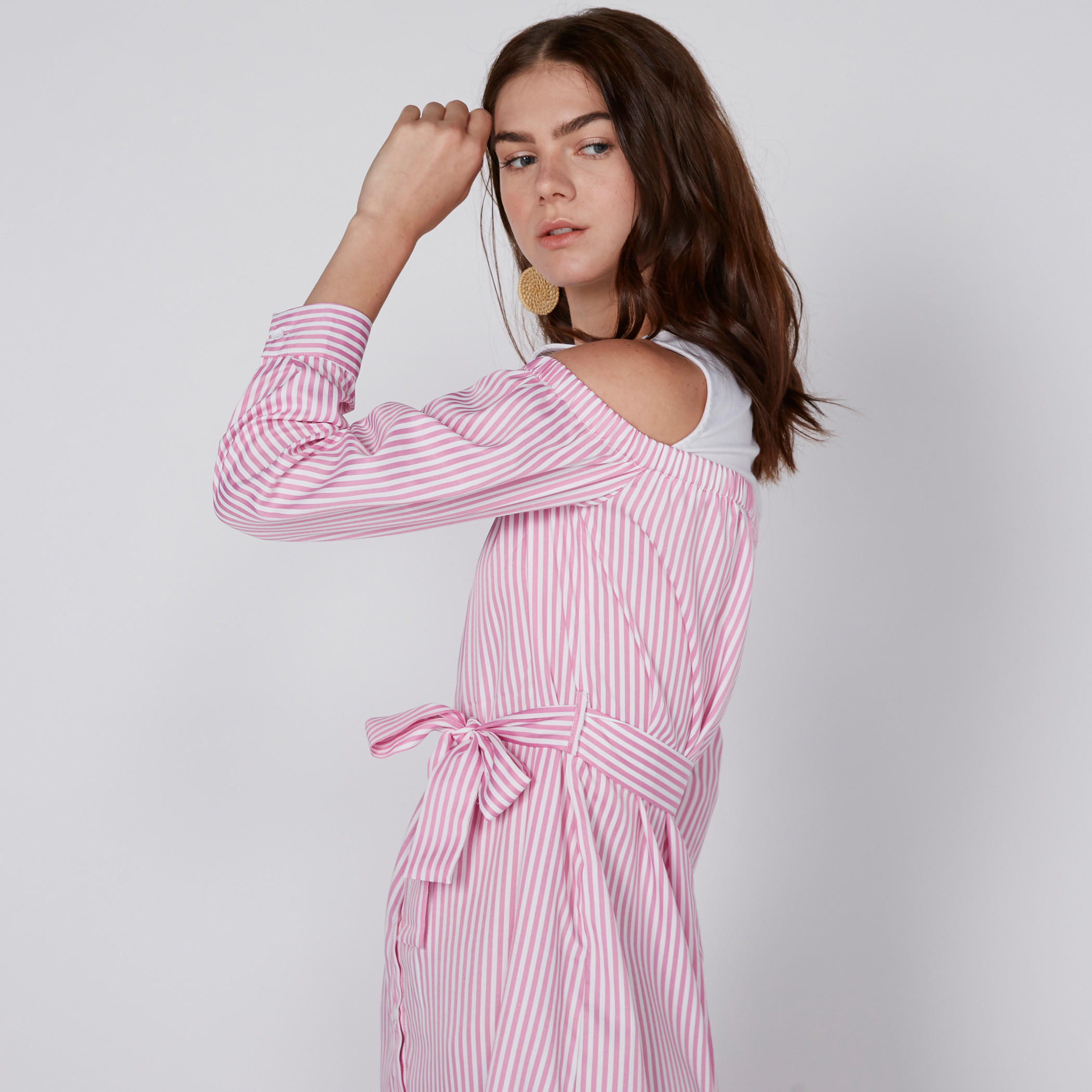 فستان مقلّم مكشوف الأكتاف بأكمام طويلة-women-clothing-dresses-image-3