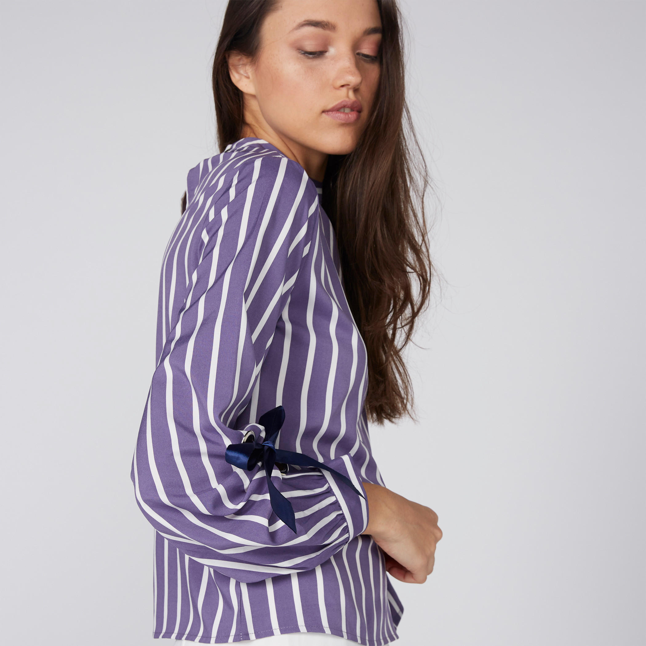 بلوزة مقلّمة بأكمام طويلة ورباط-women-clothing-shirtsandblouses-blouses-image-1