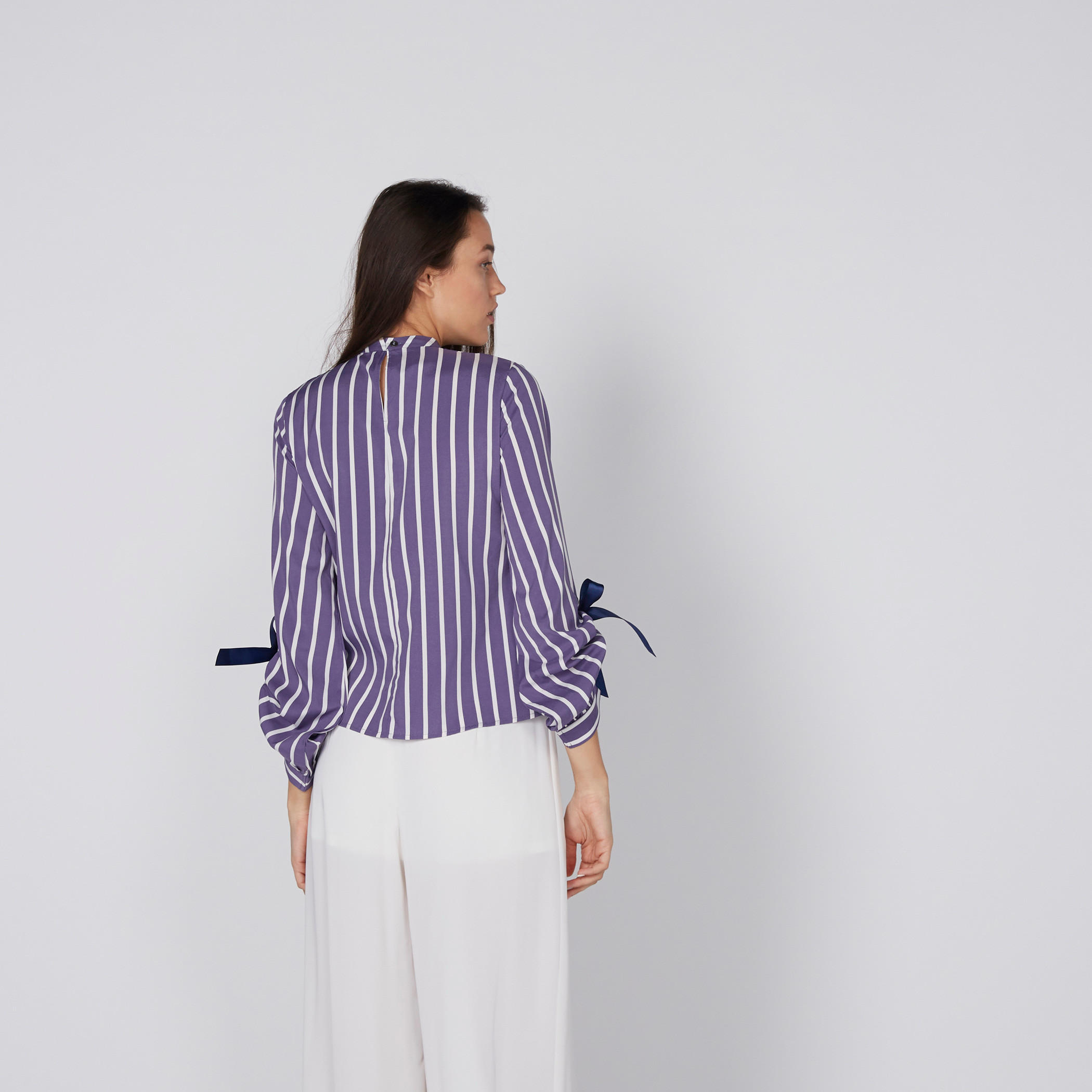 بلوزة مقلّمة بأكمام طويلة ورباط-women-clothing-shirtsandblouses-blouses-image-4