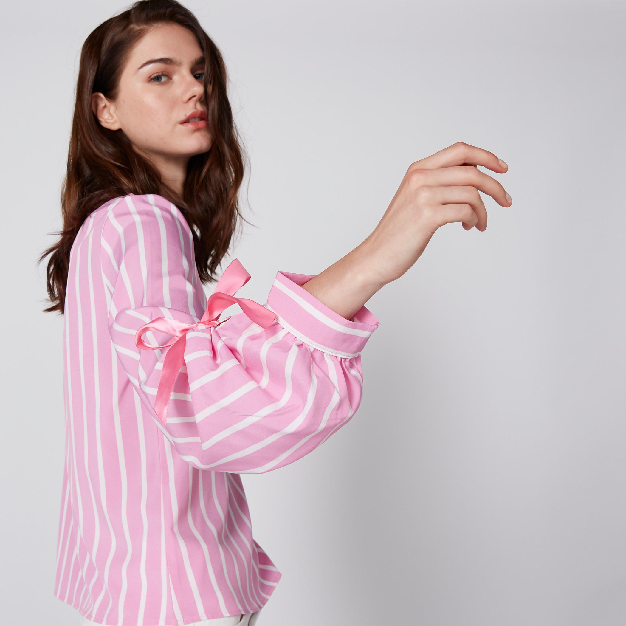 بلوزة مقلمة بياقة مستديرة وأكمام منتفخة-women-clothing-shirtsandblouses-blouses-image-1
