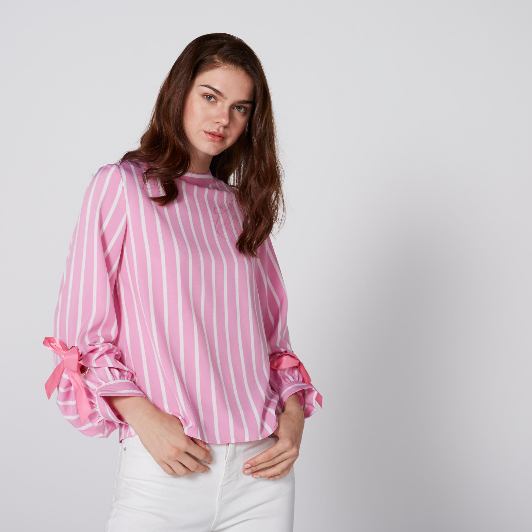 بلوزة مقلمة بياقة مستديرة وأكمام منتفخة-women-clothing-shirtsandblouses-blouses-image-2