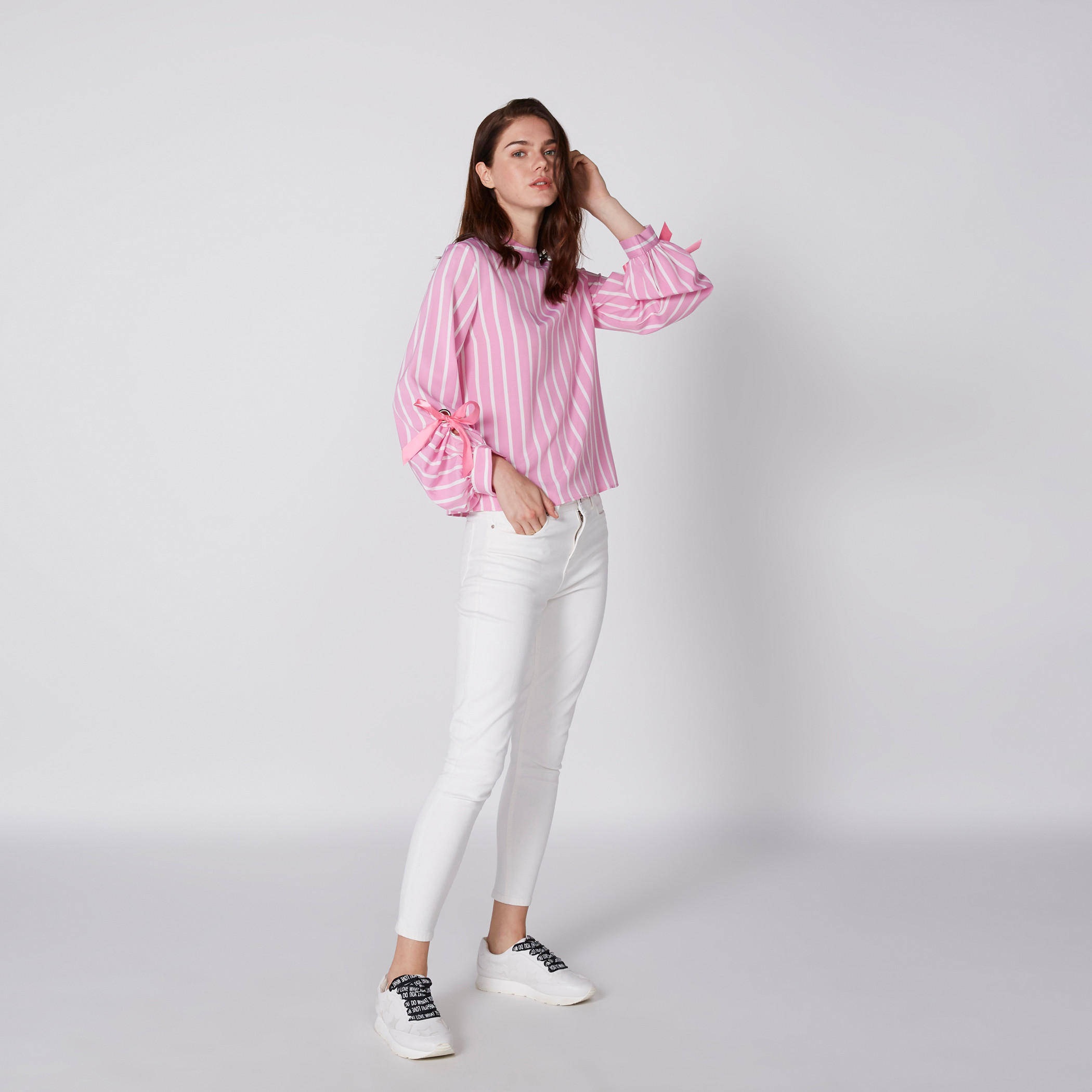 بلوزة مقلمة بياقة مستديرة وأكمام منتفخة-women-clothing-shirtsandblouses-blouses-image-4