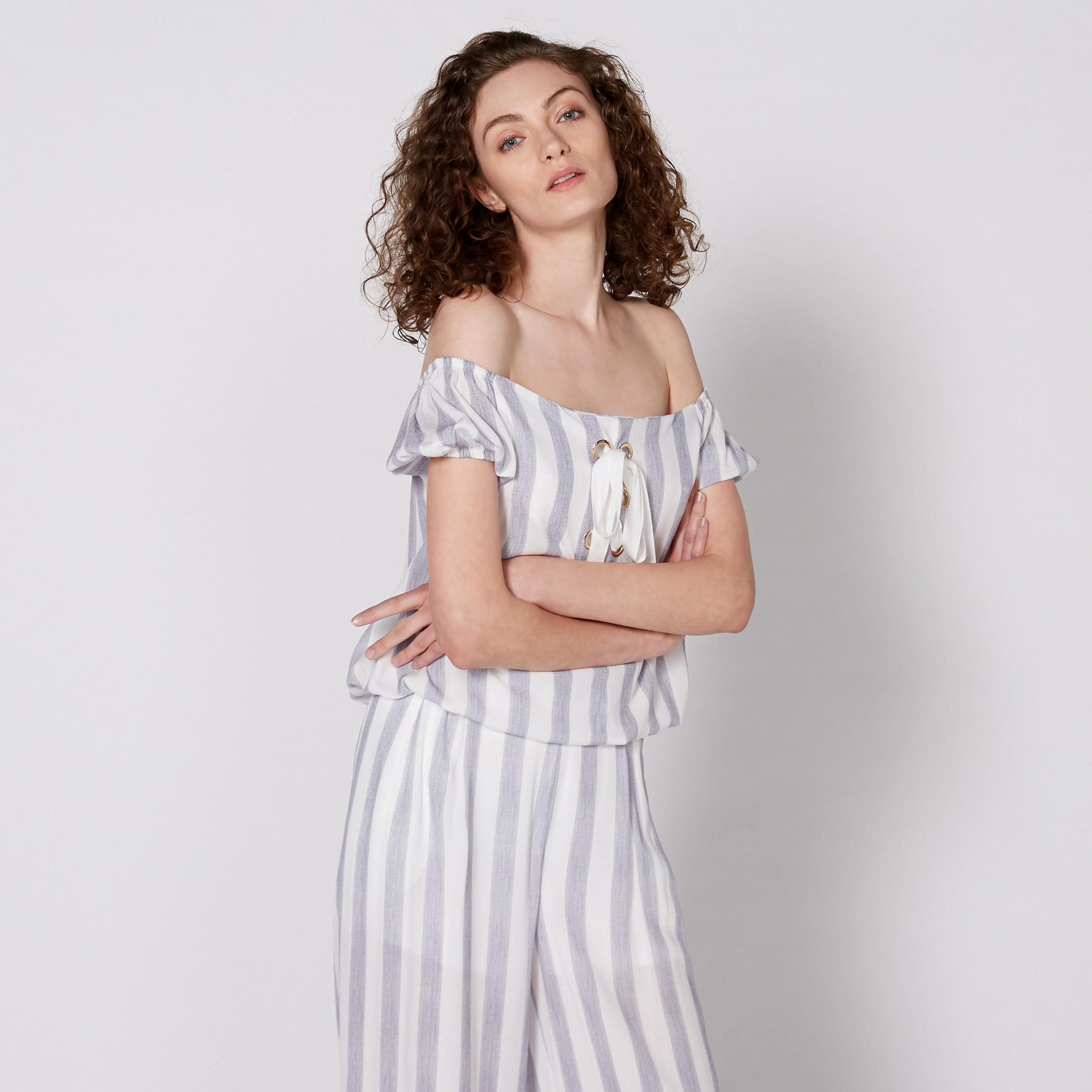 بلوزة مقلّمة بأكتاف مكشوفة وحلقات-women-clothing-shirtsandblouses-blouses-image-2
