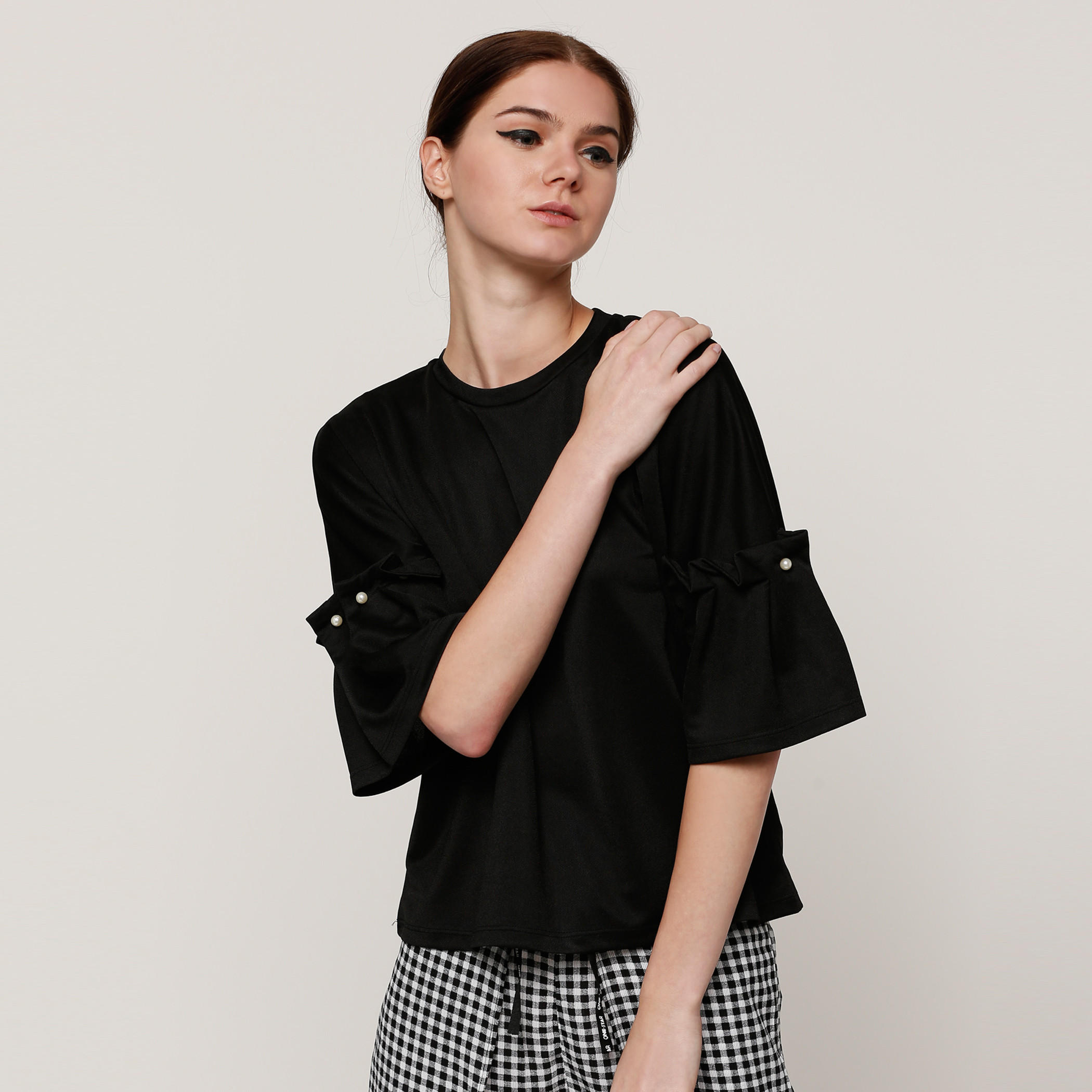 بلوزة بياقة مستديرة وأكمام قصيرة مزيّنة لؤلؤ-women-clothing-shirtsandblouses-blouses-image-1