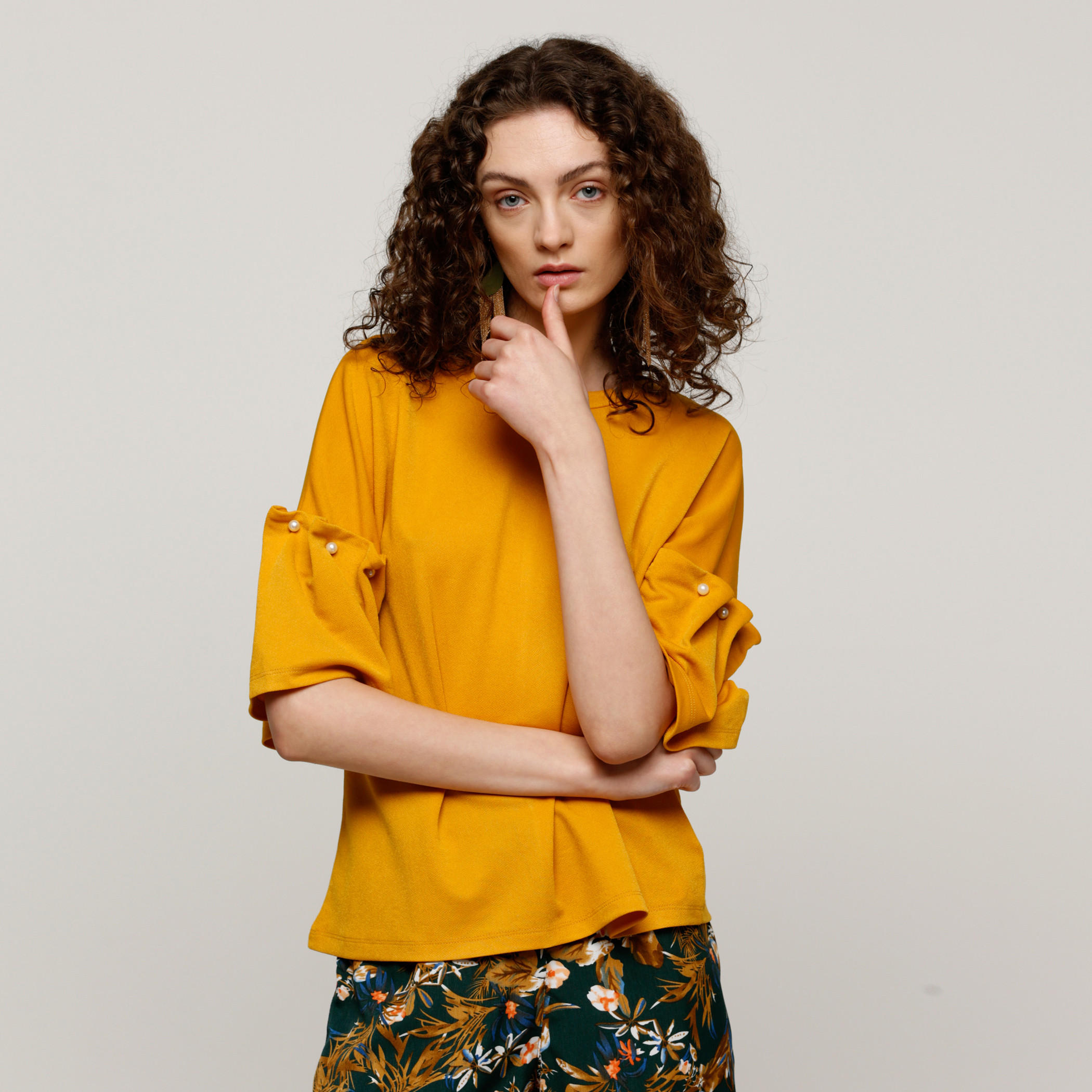 بلوزة بياقة مستديرة مزيّنة باللؤلؤ-women-clothing-shirtsandblouses-blouses-image-1