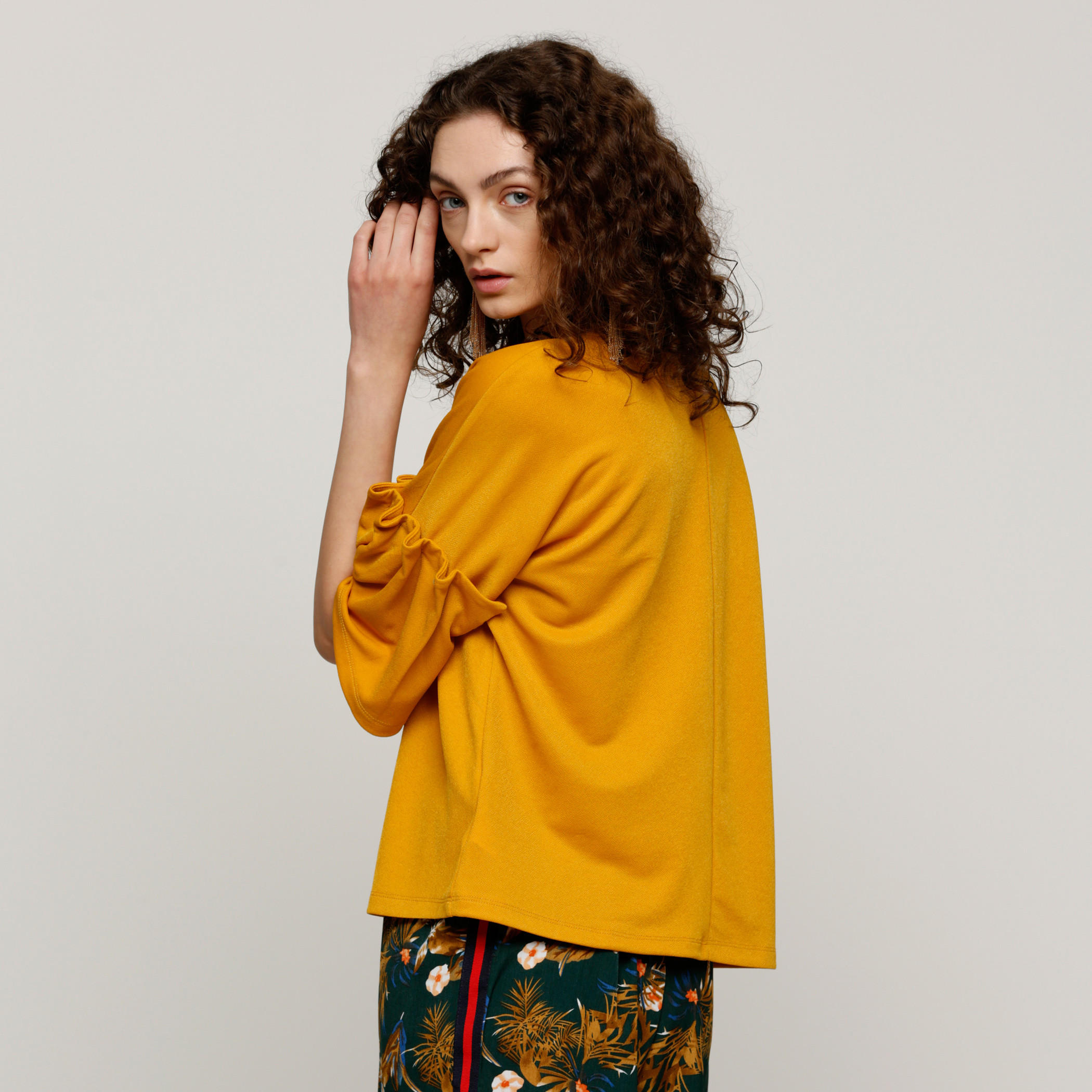 بلوزة بياقة مستديرة مزيّنة باللؤلؤ-women-clothing-shirtsandblouses-blouses-image-2